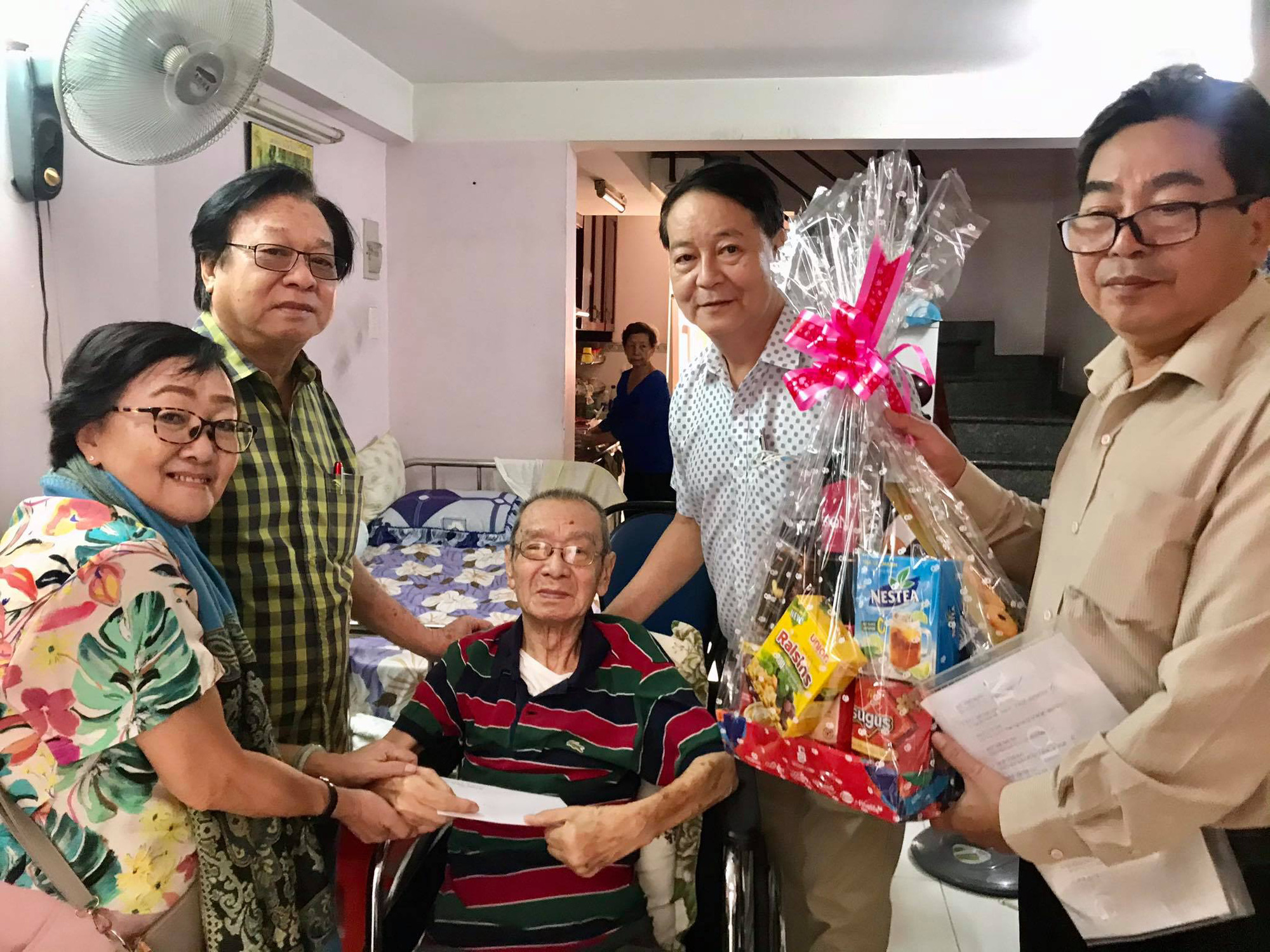 Tặng quà, chúc Tết nhiều nghệ sĩ lão thành, tiêu biểu của TP HCM - Ảnh 1. Tặng quà, chúc Tết nhiều nghệ sĩ lão thành, tiêu biểu của TP HCM - Ảnh 1.