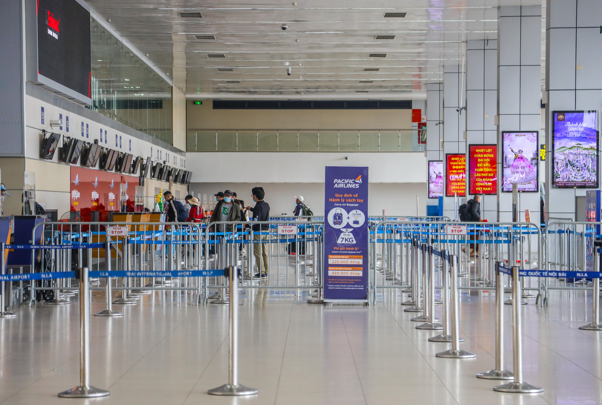 Cao điểm Tết Tân Sửu 2021, sân bay Nội Bài vẫn vắng hoe - Ảnh 10.