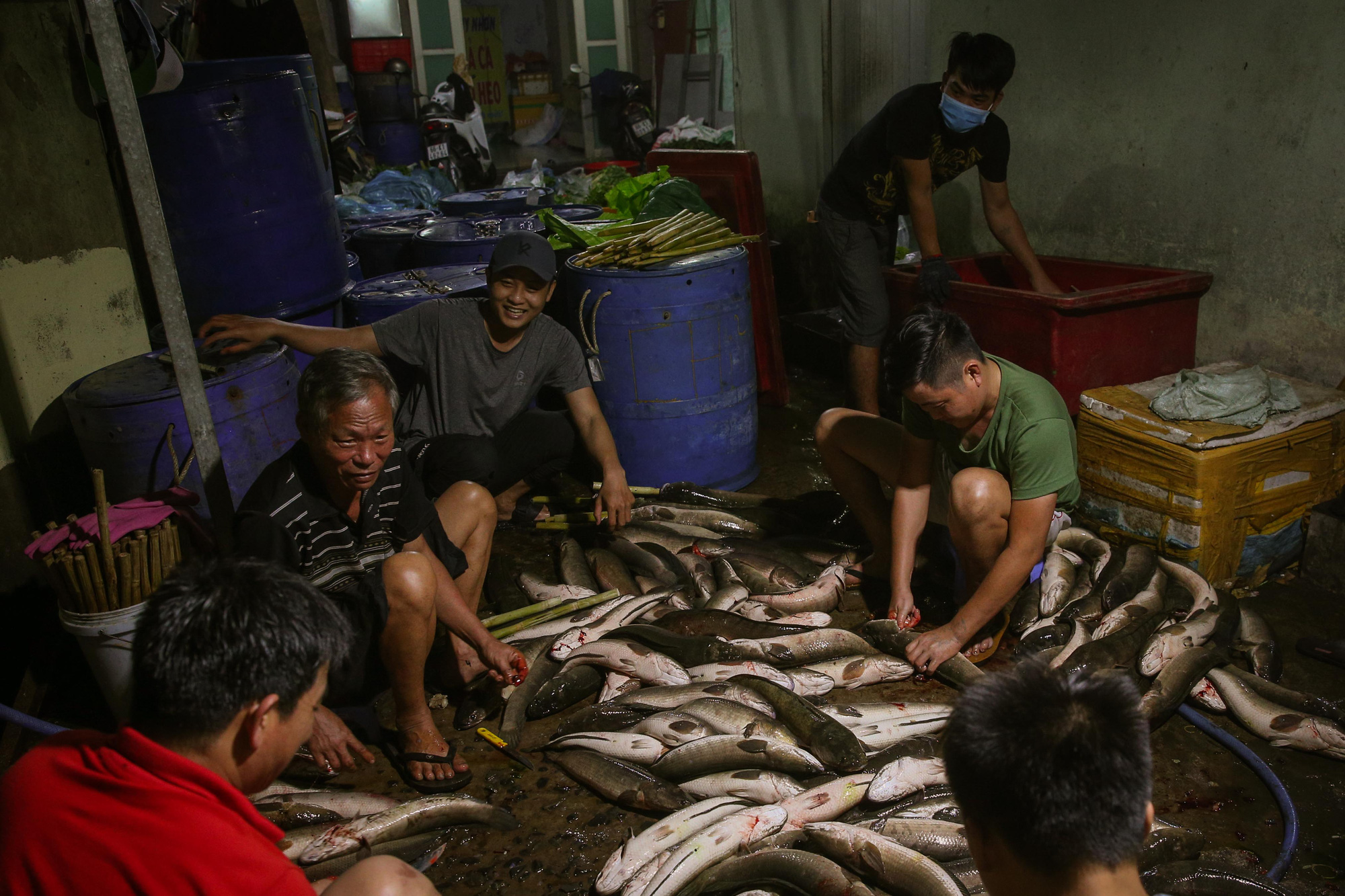 Nướng cá lóc xuyên đêm cho ngày vía Thần Tài tại TP HCM - Ảnh 6.