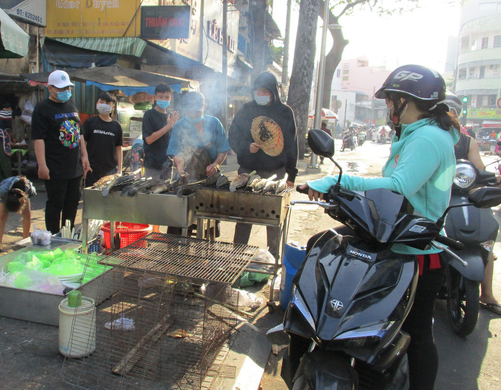 Heo quay 450.000 đồng/kg, khách vẫn tranh nhau mua cúng Thần Tài - Ảnh 6.