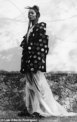 “Báo đen” Naomi Campbell khoe vẻ hoang dã và quyến rũ - Ảnh 7.