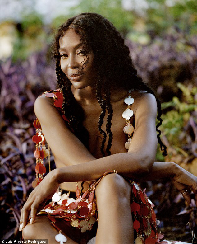“Báo đen” Naomi Campbell khoe vẻ hoang dã và quyến rũ - Ảnh 8.