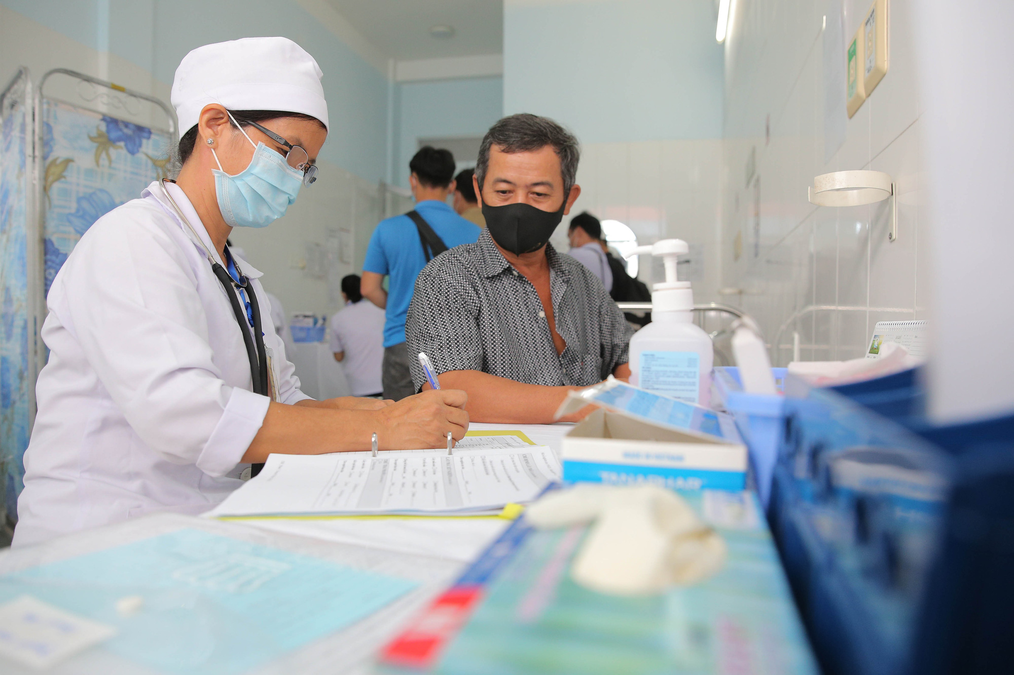 Tiêm thử nghiệm vắc-xin COVID-19 của Việt Nam cho 300 người ở Long An - Ảnh 4.