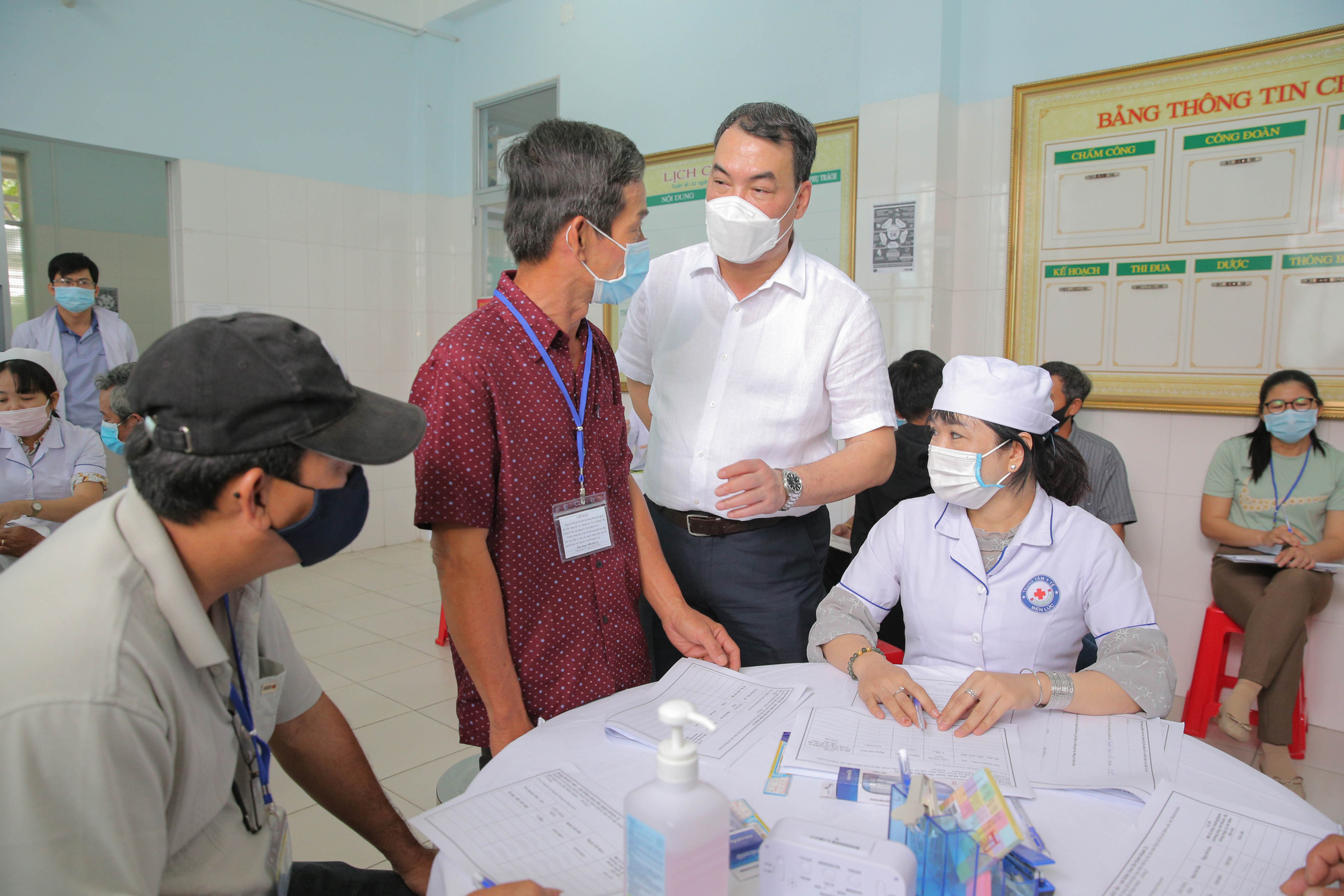 Tiêm thử nghiệm vắc-xin COVID-19 của Việt Nam cho 300 người ở Long An - Ảnh 9.