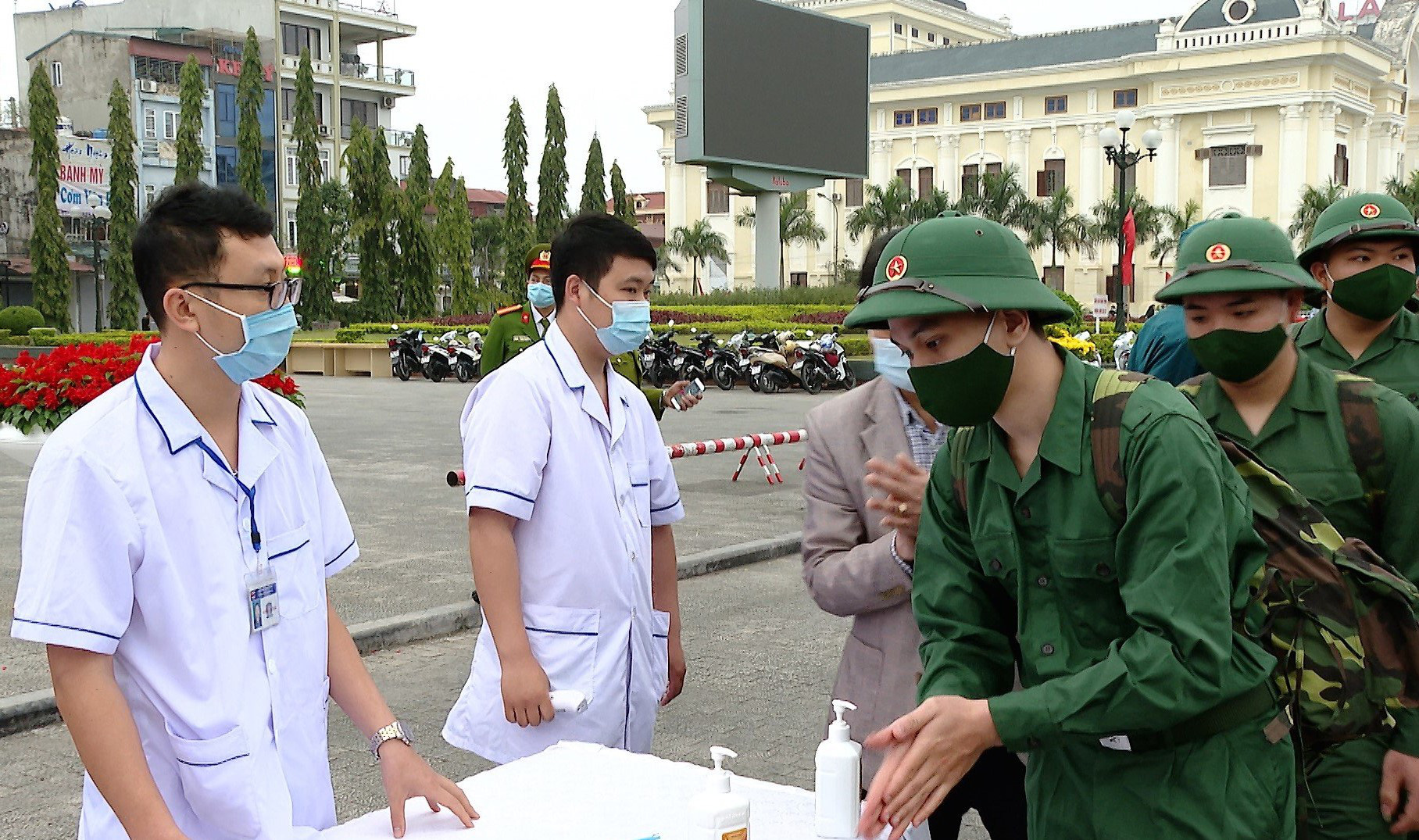 Bí thư, Chủ tịch Thanh Hóa tiễn gần 4 ngàn tân binh nhập ngũ - Ảnh 5.