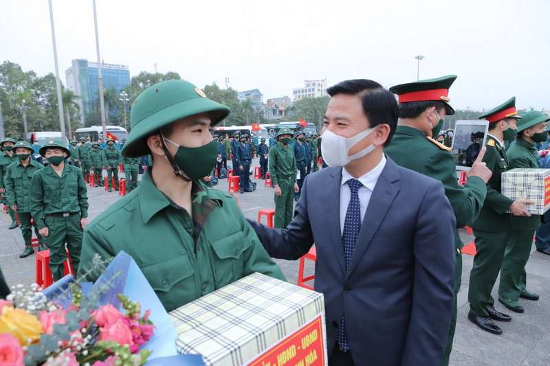 Bí thư, Chủ tịch Thanh Hóa tiễn gần 4 ngàn tân binh nhập ngũ - Ảnh 2.