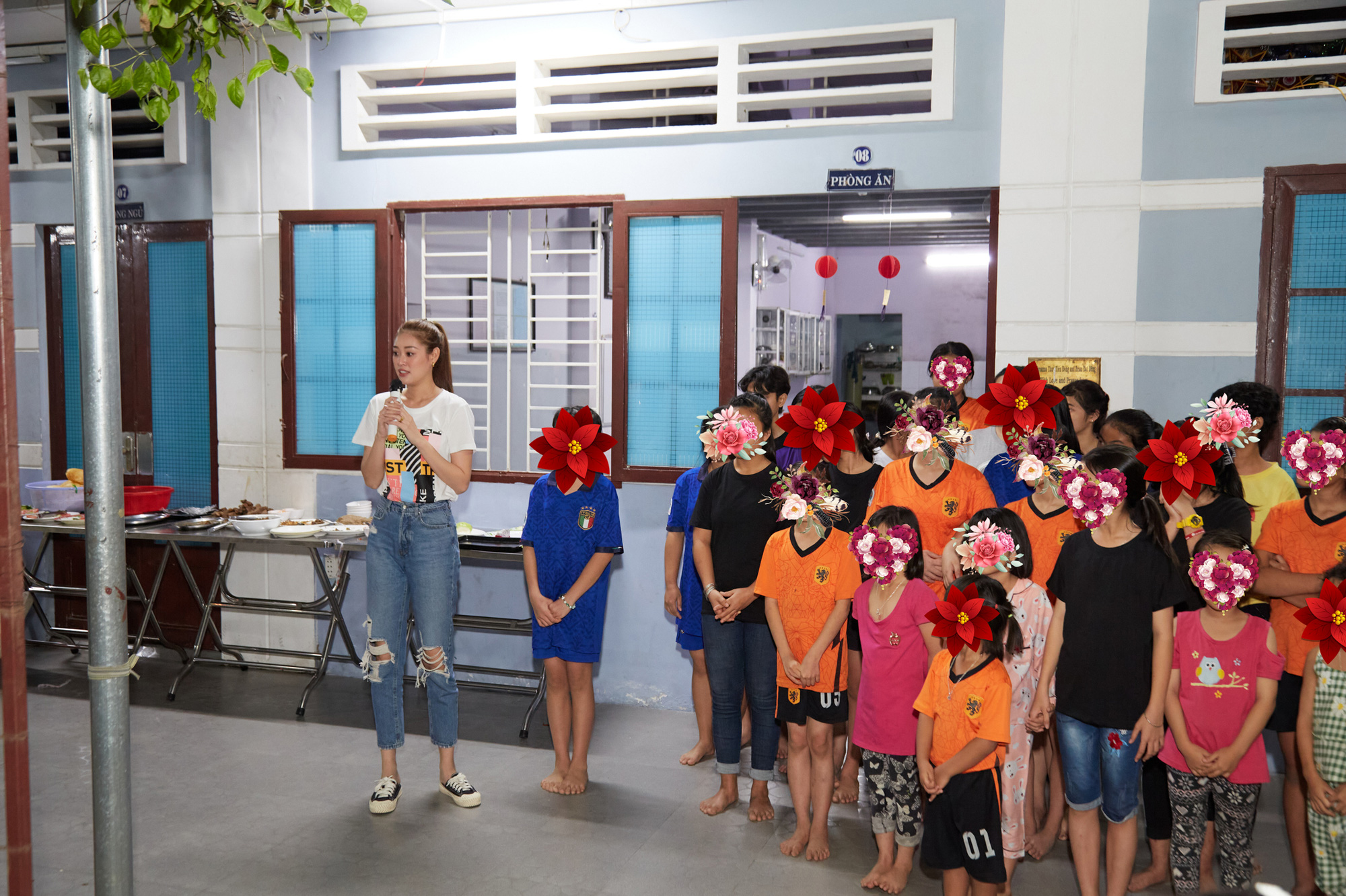 Hoa hậu Khánh Vân bật khóc khi thăm ngôi nhà an toàn cho trẻ em bị xâm hại - Ảnh 3.