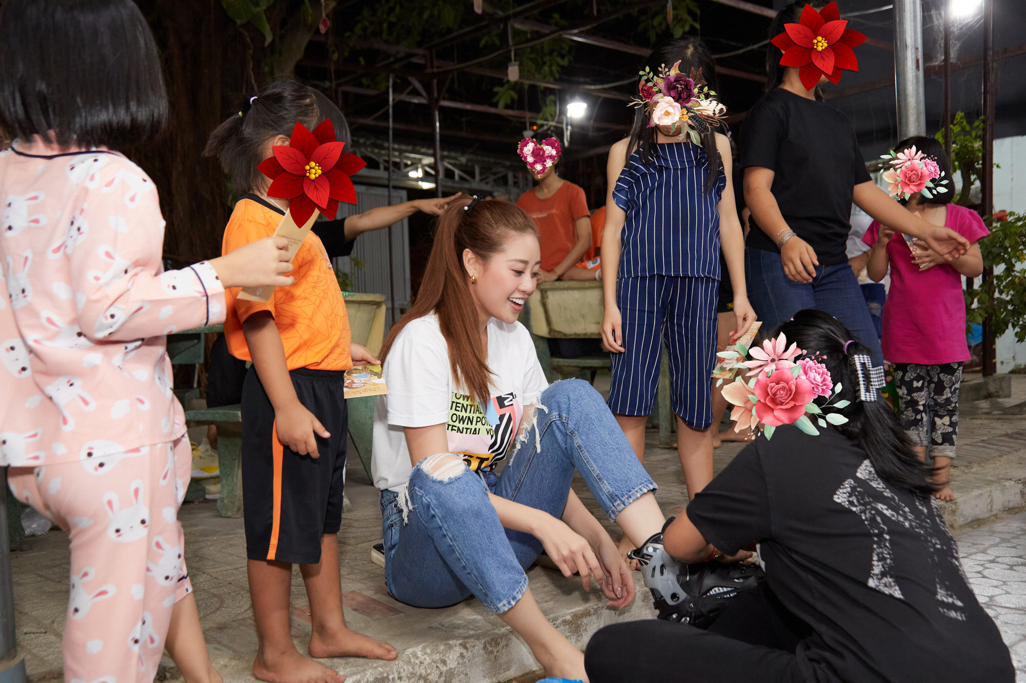 Hoa hậu Khánh Vân bật khóc khi thăm ngôi nhà an toàn cho trẻ em bị xâm hại - Ảnh 13.