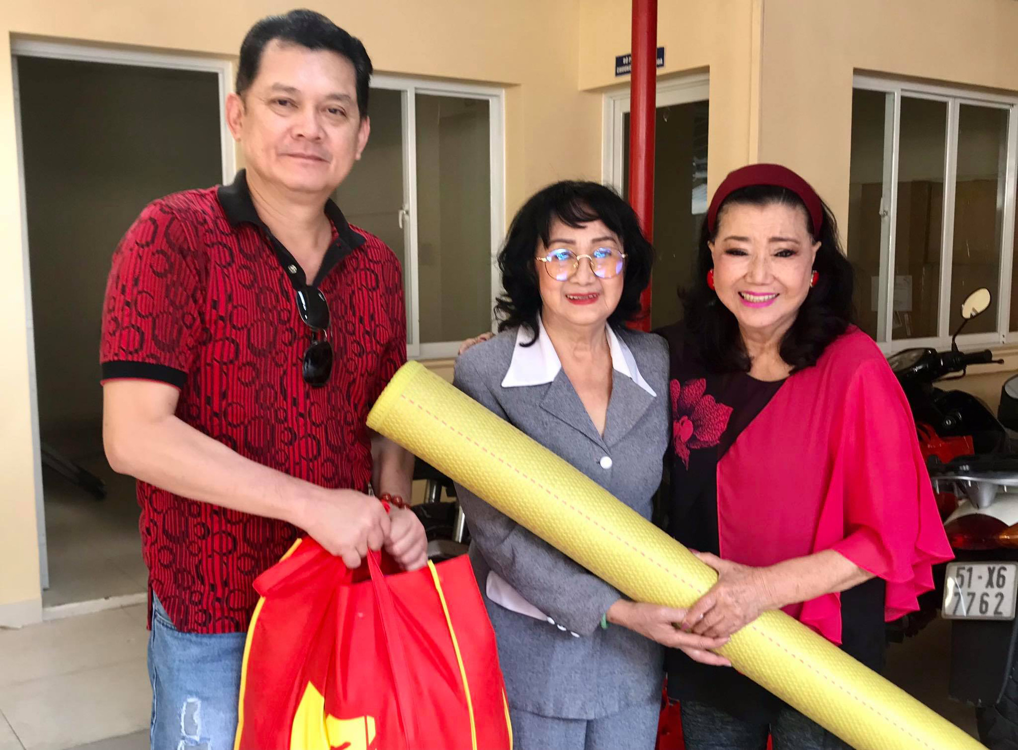NSƯT Hữu Châu xúc động cùng Kỳ nữ Kim Cương trao quà tết cho nghệ sĩ nghèo - Ảnh 1. NSƯT Hữu Châu xúc động cùng Kỳ nữ Kim Cương trao quà tết cho nghệ sĩ nghèo - Ảnh 1.