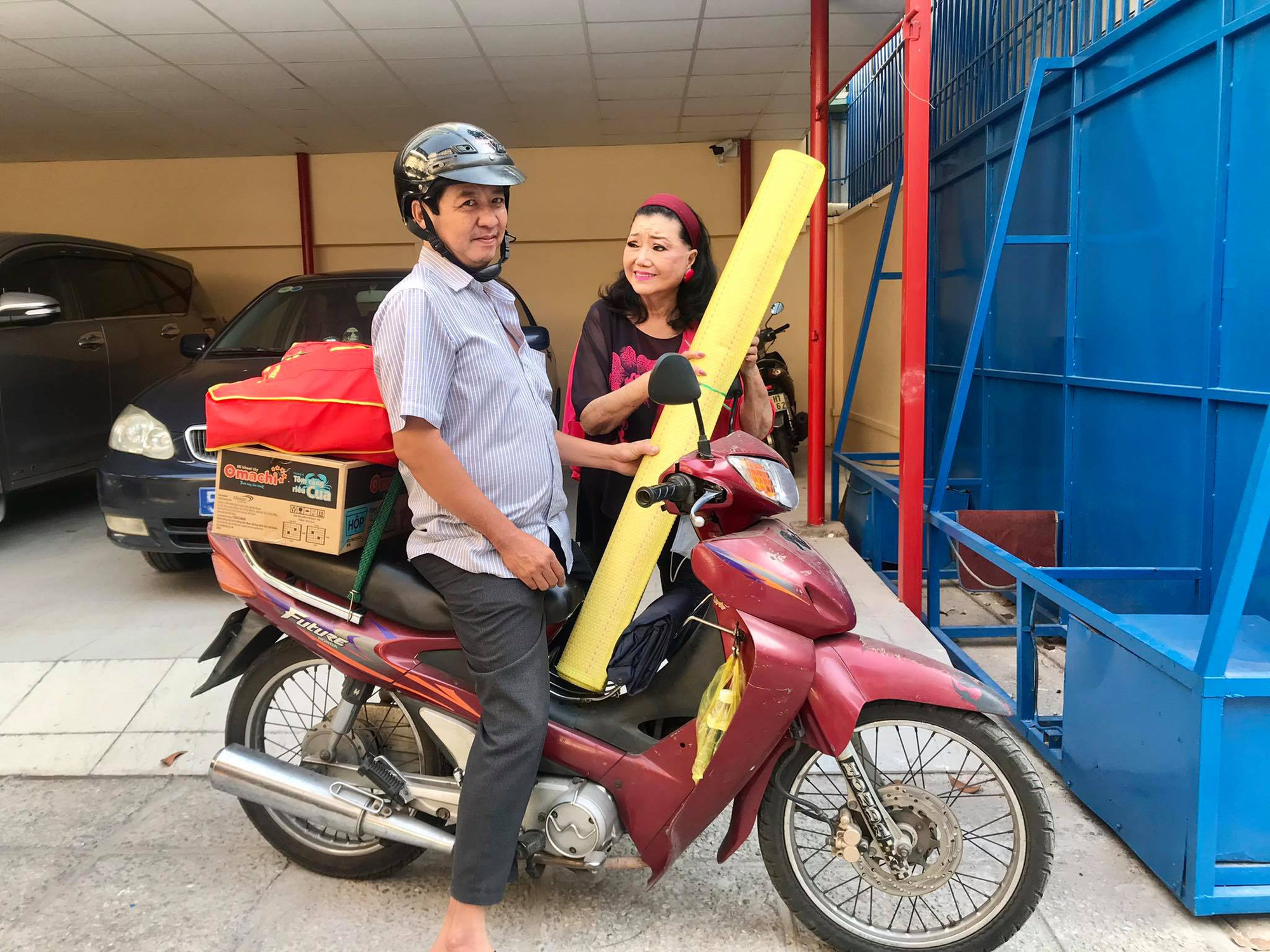 NSƯT Hữu Châu xúc động cùng Kỳ nữ Kim Cương trao quà tết cho nghệ sĩ nghèo - Ảnh 3. NSƯT Hữu Châu xúc động cùng Kỳ nữ Kim Cương trao quà tết cho nghệ sĩ nghèo - Ảnh 3.