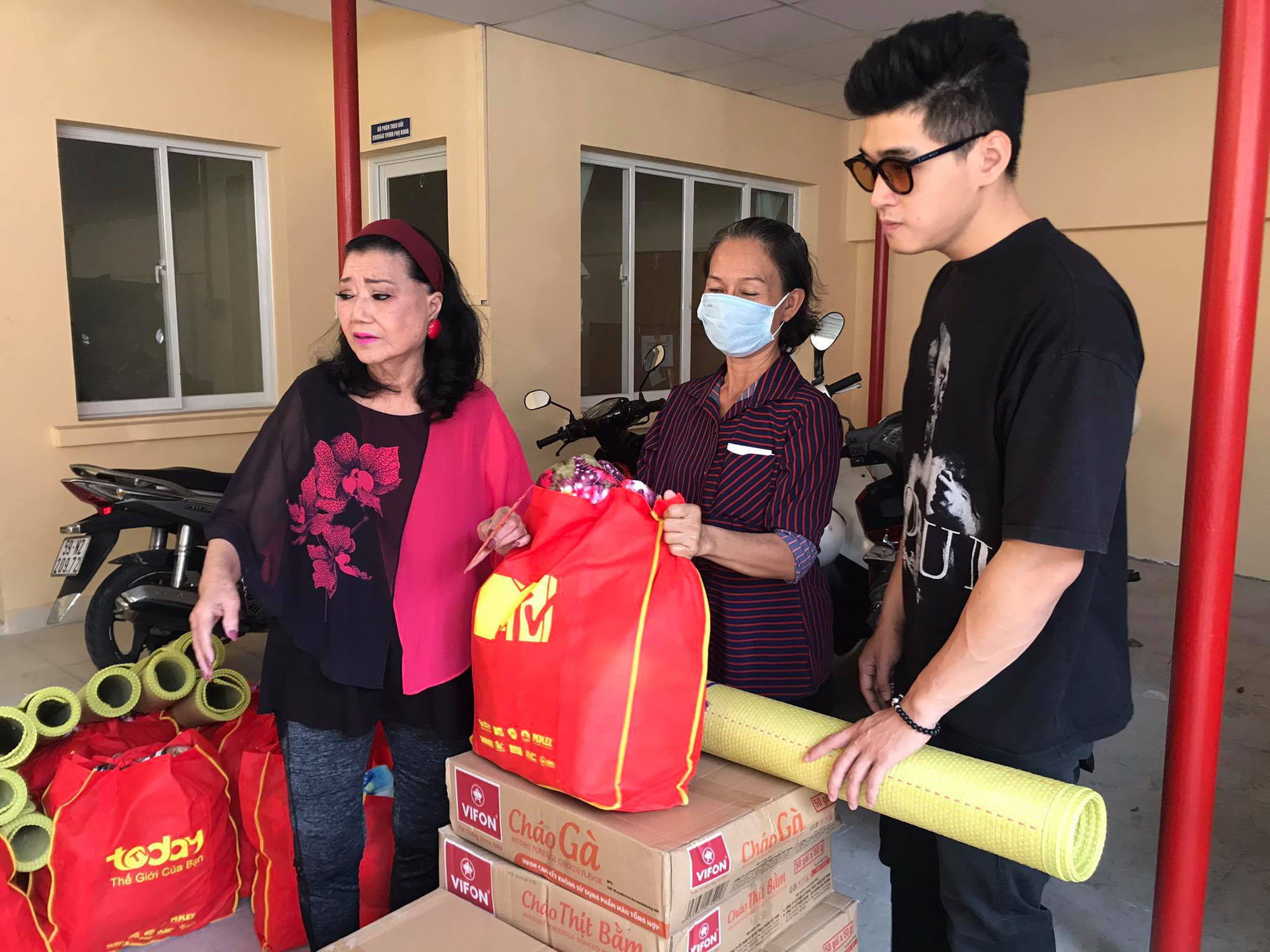 NSƯT Hữu Châu xúc động cùng Kỳ nữ Kim Cương trao quà tết cho nghệ sĩ nghèo - Ảnh 7. NSƯT Hữu Châu xúc động cùng Kỳ nữ Kim Cương trao quà tết cho nghệ sĩ nghèo - Ảnh 7.