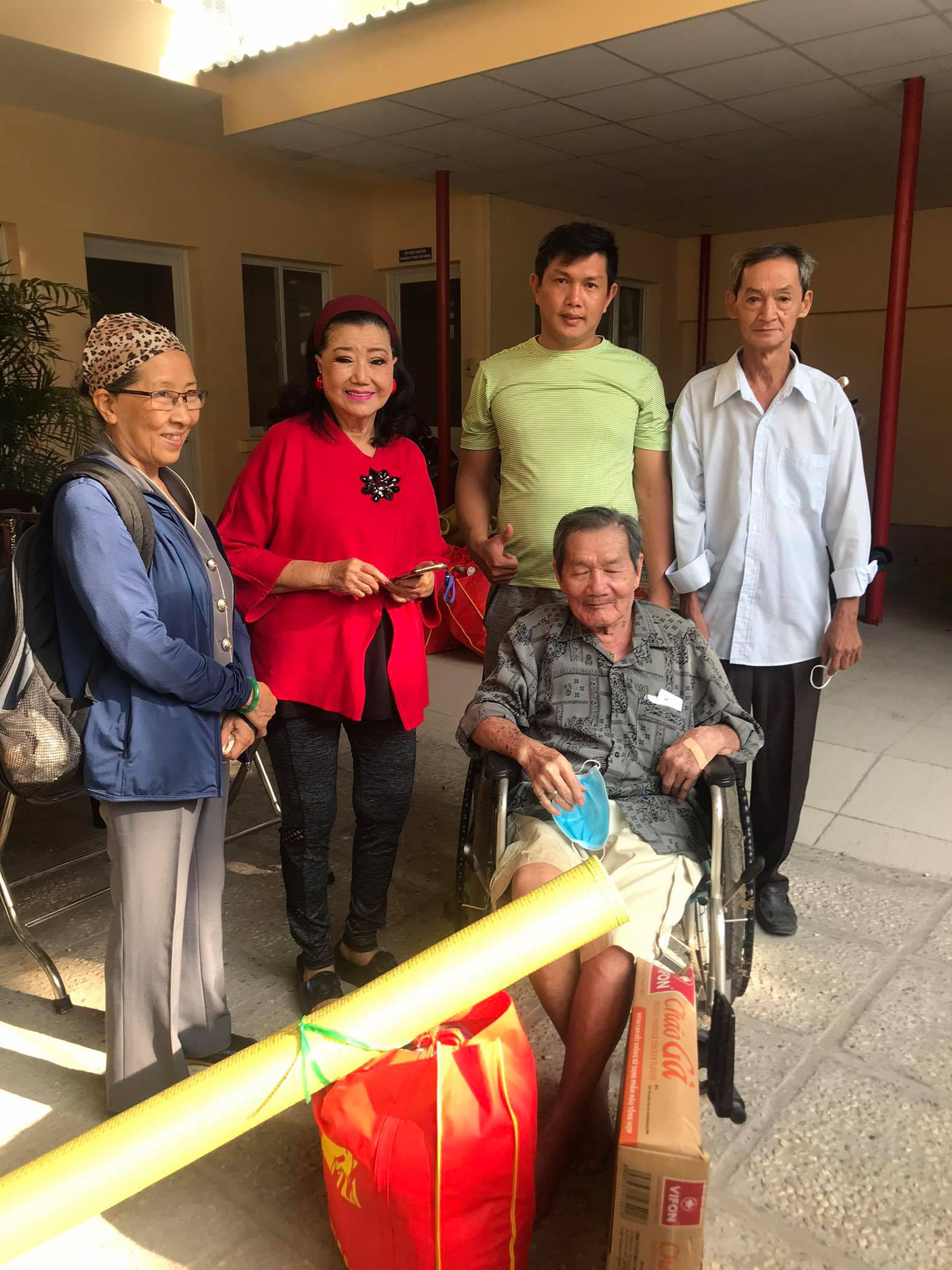 NSƯT Hữu Châu xúc động cùng Kỳ nữ Kim Cương trao quà tết cho nghệ sĩ nghèo - Ảnh 6. NSƯT Hữu Châu xúc động cùng Kỳ nữ Kim Cương trao quà tết cho nghệ sĩ nghèo - Ảnh 6.