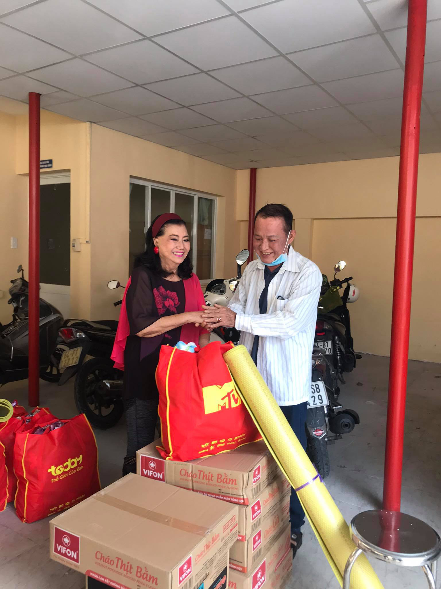 NSƯT Hữu Châu xúc động cùng Kỳ nữ Kim Cương trao quà tết cho nghệ sĩ nghèo - Ảnh 4. NSƯT Hữu Châu xúc động cùng Kỳ nữ Kim Cương trao quà tết cho nghệ sĩ nghèo - Ảnh 4.