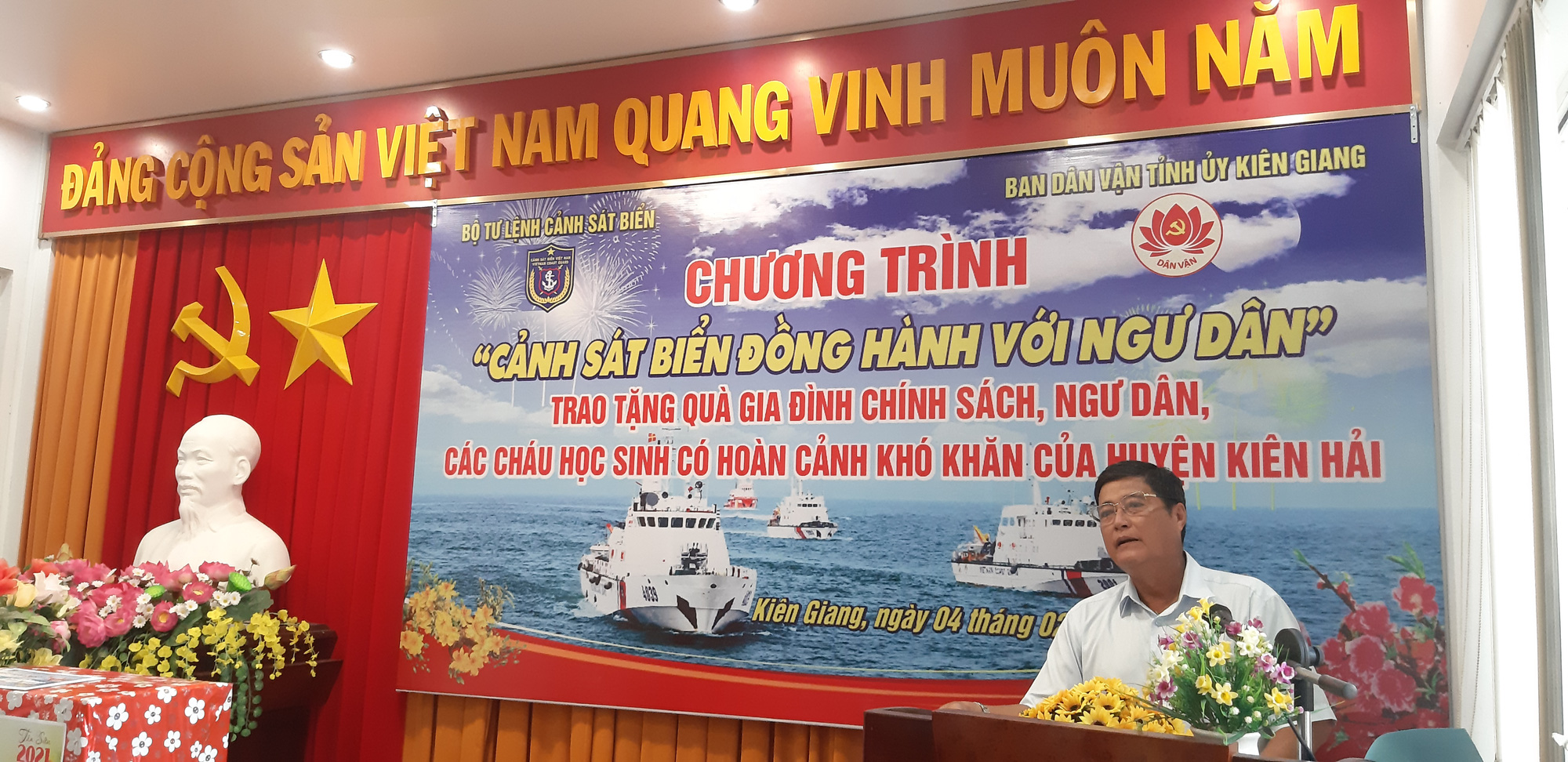 Báo Người Lao Động cùng Cảnh sát biển Việt Nam trao cờ Tổ quốc và quà Tết cho ngư dân Kiên Giang - Ảnh 2.