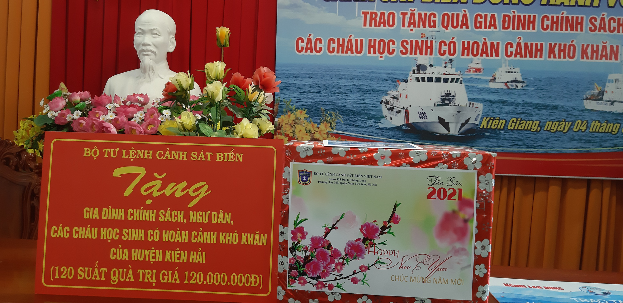 Báo Người Lao Động cùng Cảnh sát biển Việt Nam trao cờ Tổ quốc và quà Tết cho ngư dân Kiên Giang - Ảnh 5.