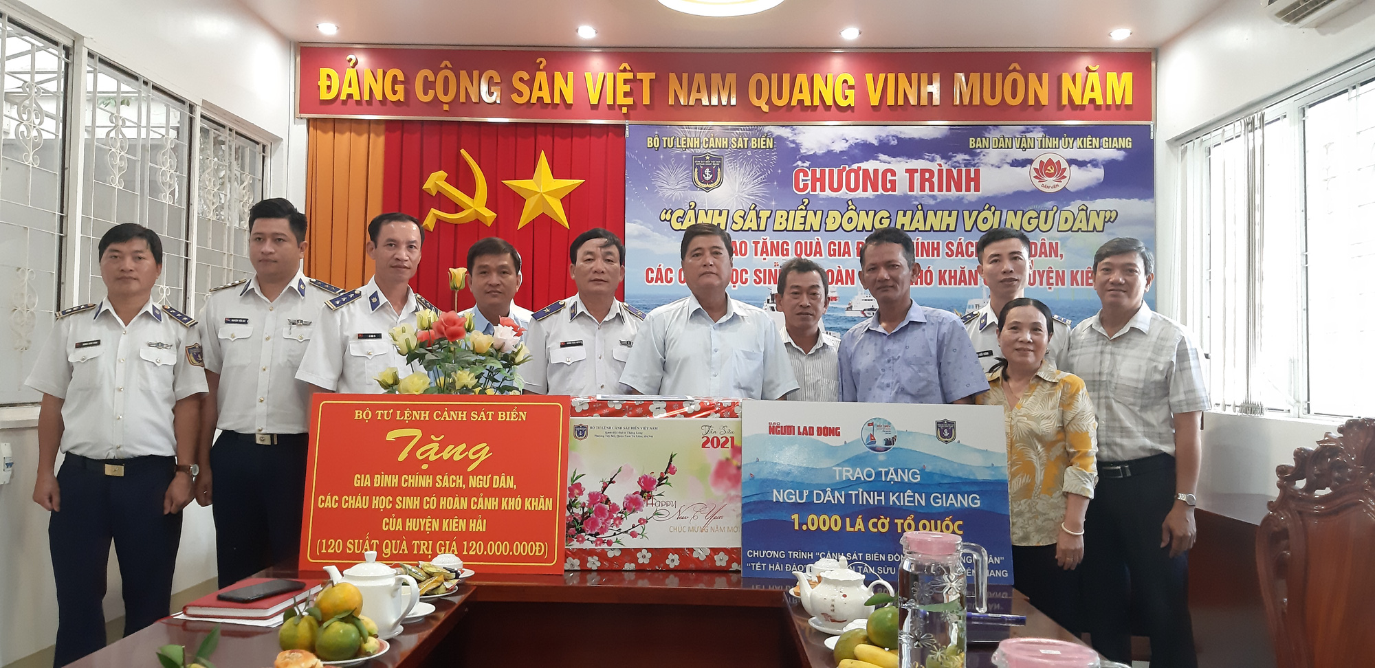 Báo Người Lao Động cùng Cảnh sát biển Việt Nam trao cờ Tổ quốc và quà Tết cho ngư dân Kiên Giang - Ảnh 4.