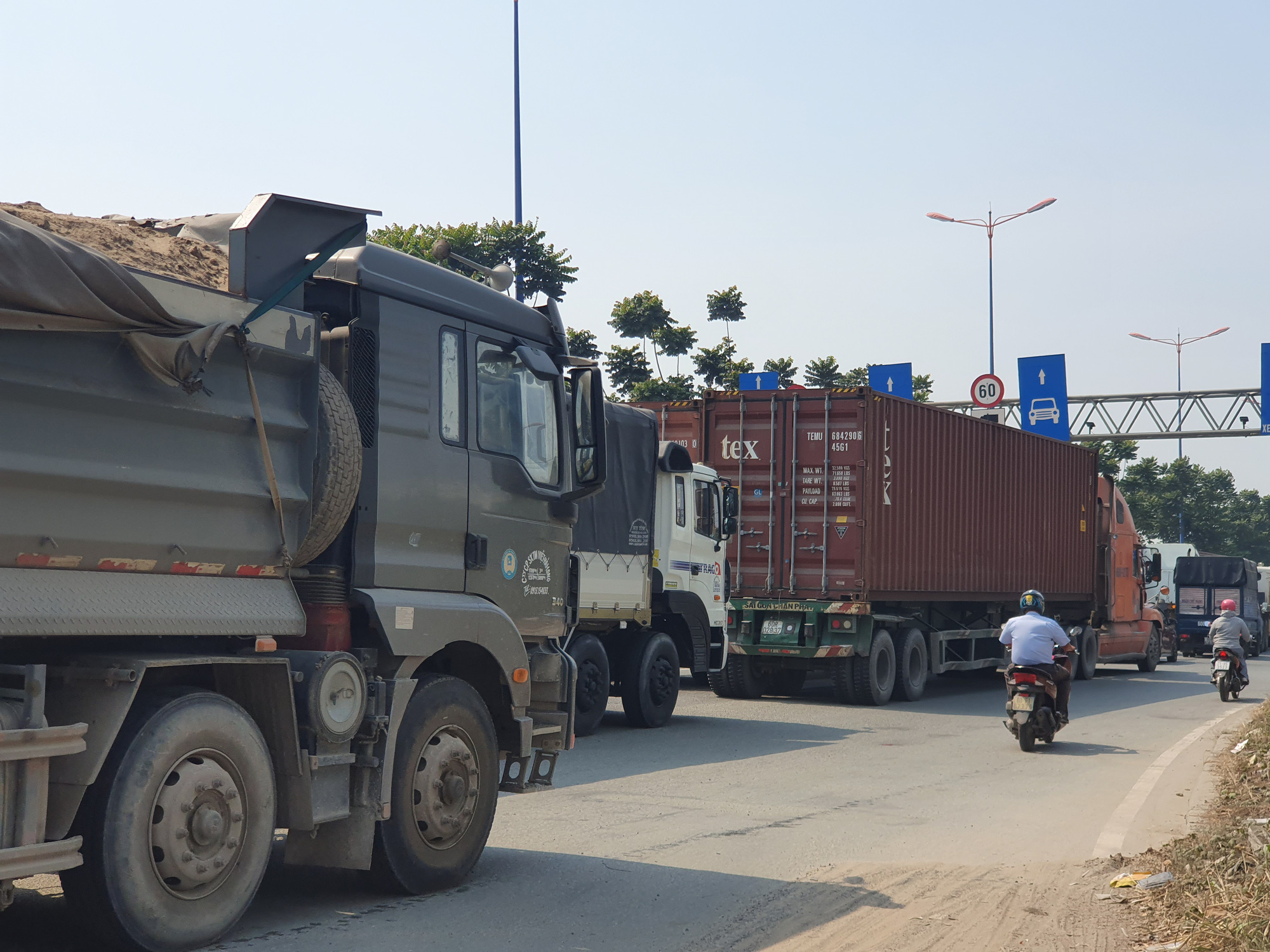 Ô tô, container bịt kín cửa ngõ phía đông vào TP - Ảnh 5.