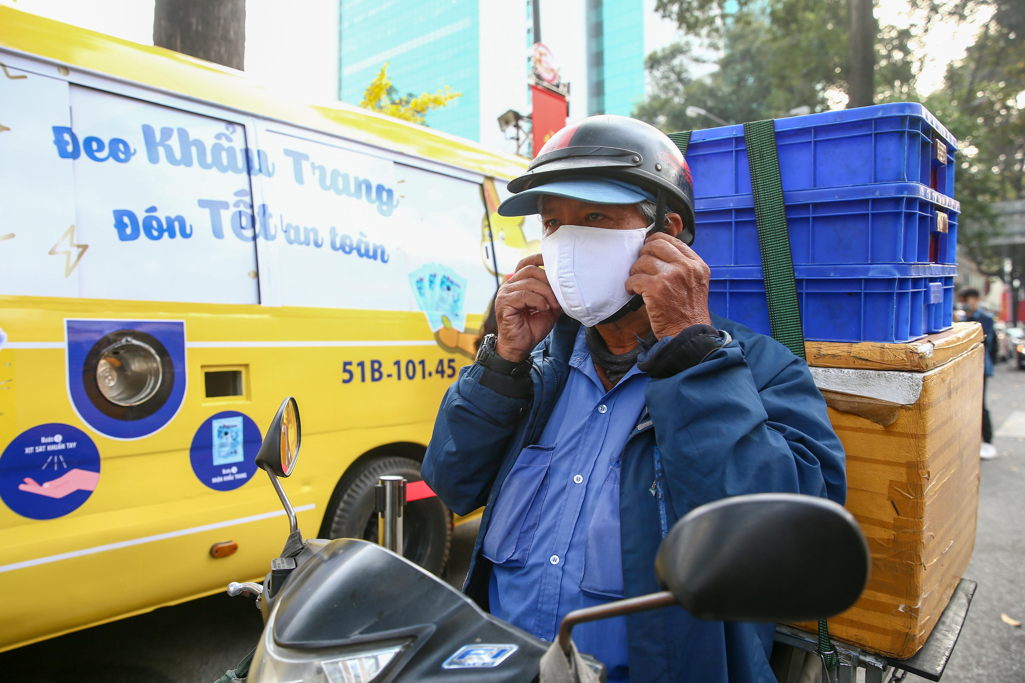 Độc đáo xe bus phát khẩu trang miễn phí giữa trung tâm TP HCM - Ảnh 9.