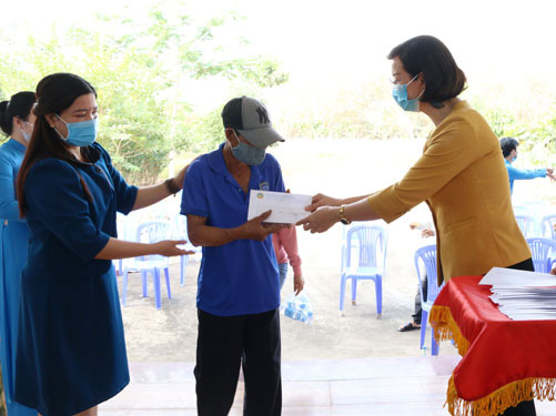 Hàng ngàn phần quà Tết đến tay đoàn viên khó khăn - Ảnh 2. Hàng ngàn phần quà Tết đến tay đoàn viên khó khăn - Ảnh 2.