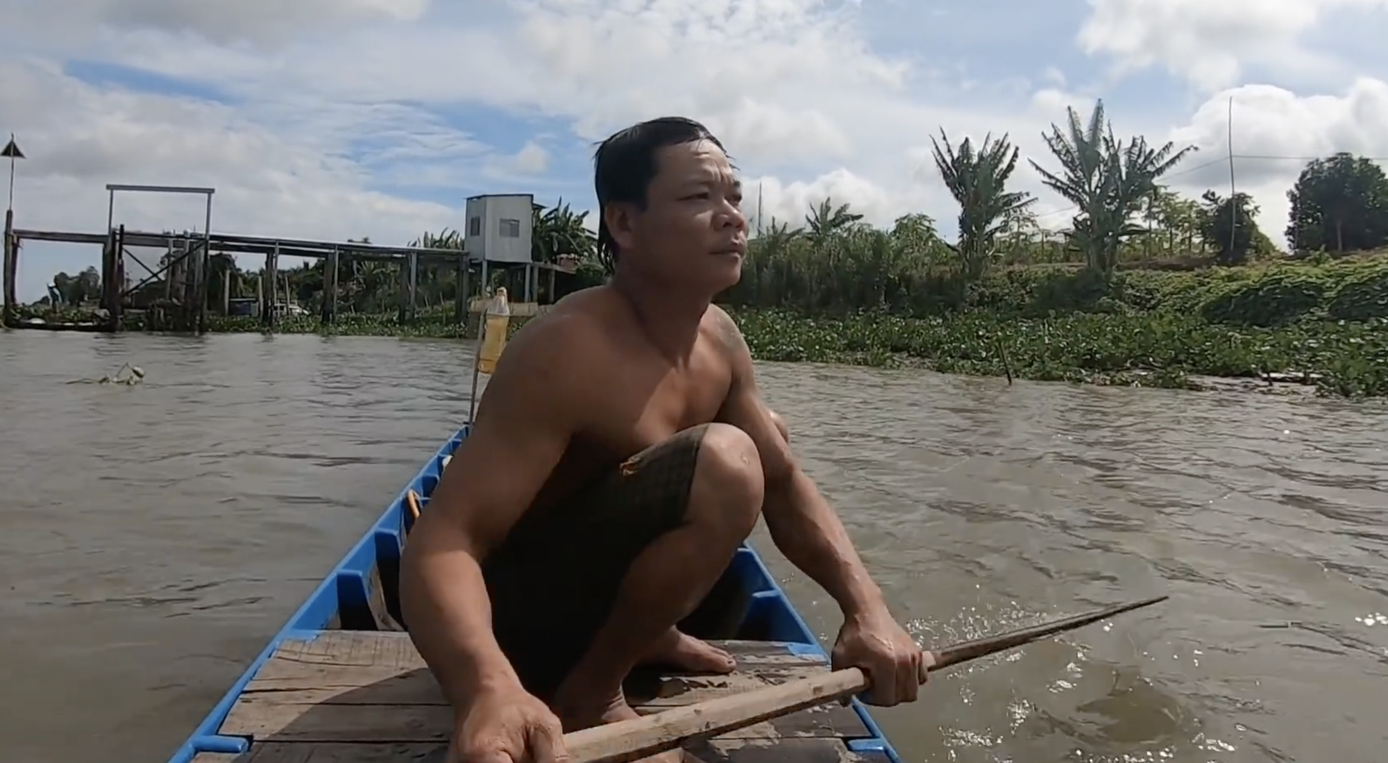 VIDEO: Sướng với cảnh dùng tay không bắt tôm, cá khủng trên sông Hậu - Ảnh 2.