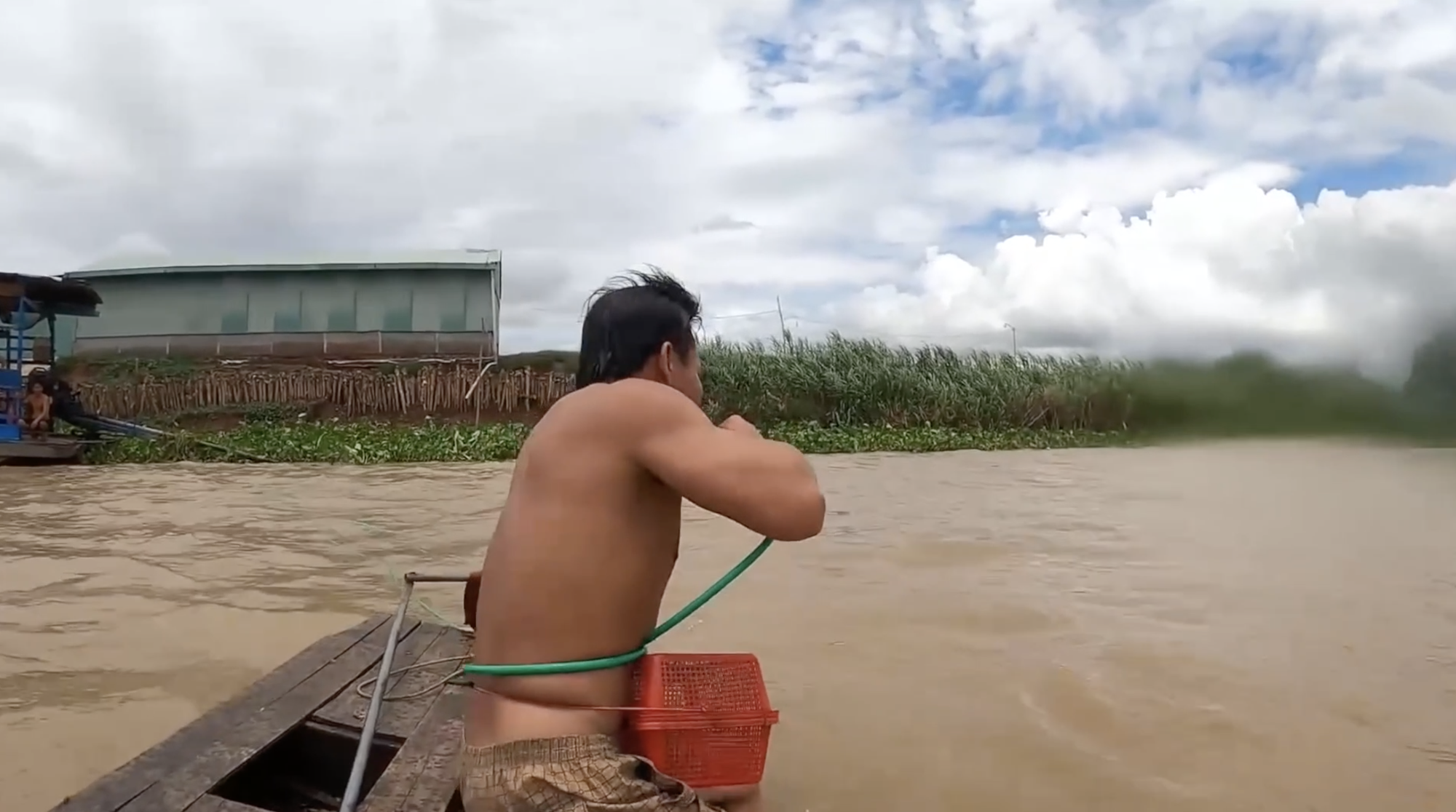 VIDEO: Sướng với cảnh dùng tay không bắt tôm, cá khủng trên sông Hậu - Ảnh 4.