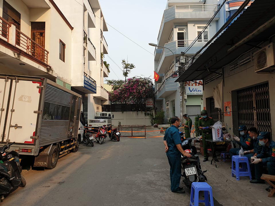 TP HCM: Cận cảnh phong tỏa nhiều khu dân cư liên quan 4 ca Covid-19 ở Tân Sơn Nhất - Ảnh 8.