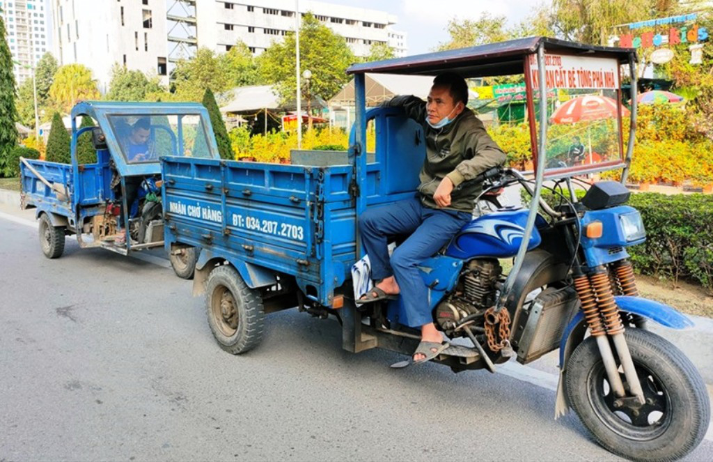 Cửu vạn chở cây cảnh thuê dài cổ chờ việc ở chợ hoa Tết - Ảnh 4.