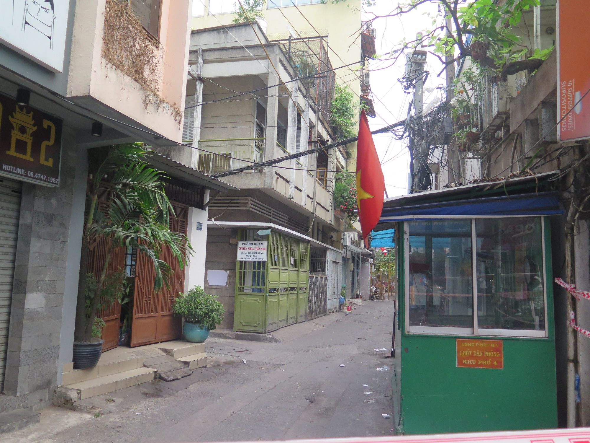 TP HCM: Cận cảnh phong tỏa nhiều khu dân cư liên quan 4 ca Covid-19 ở Tân Sơn Nhất - Ảnh 4.