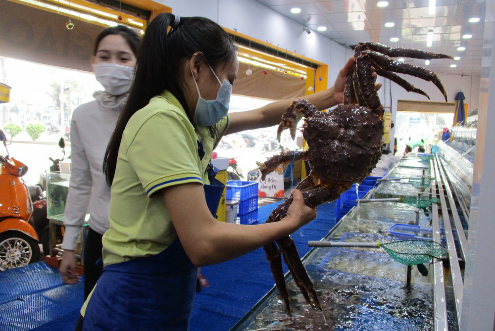 Nhà giàu mạnh tay mua tôm hùm, cua hoàng đế “khủng” ăn Têt - Ảnh 1.