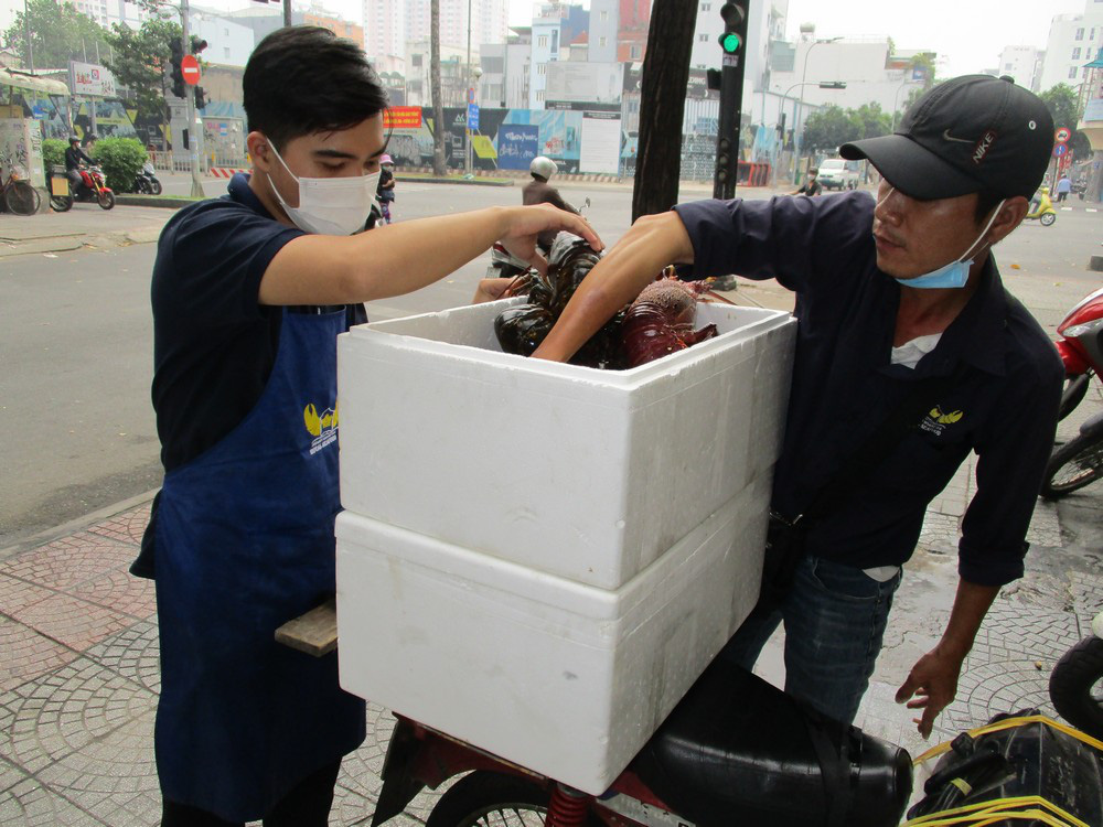 Nhà giàu mạnh tay mua tôm hùm, cua hoàng đế “khủng” ăn Têt - Ảnh 5.