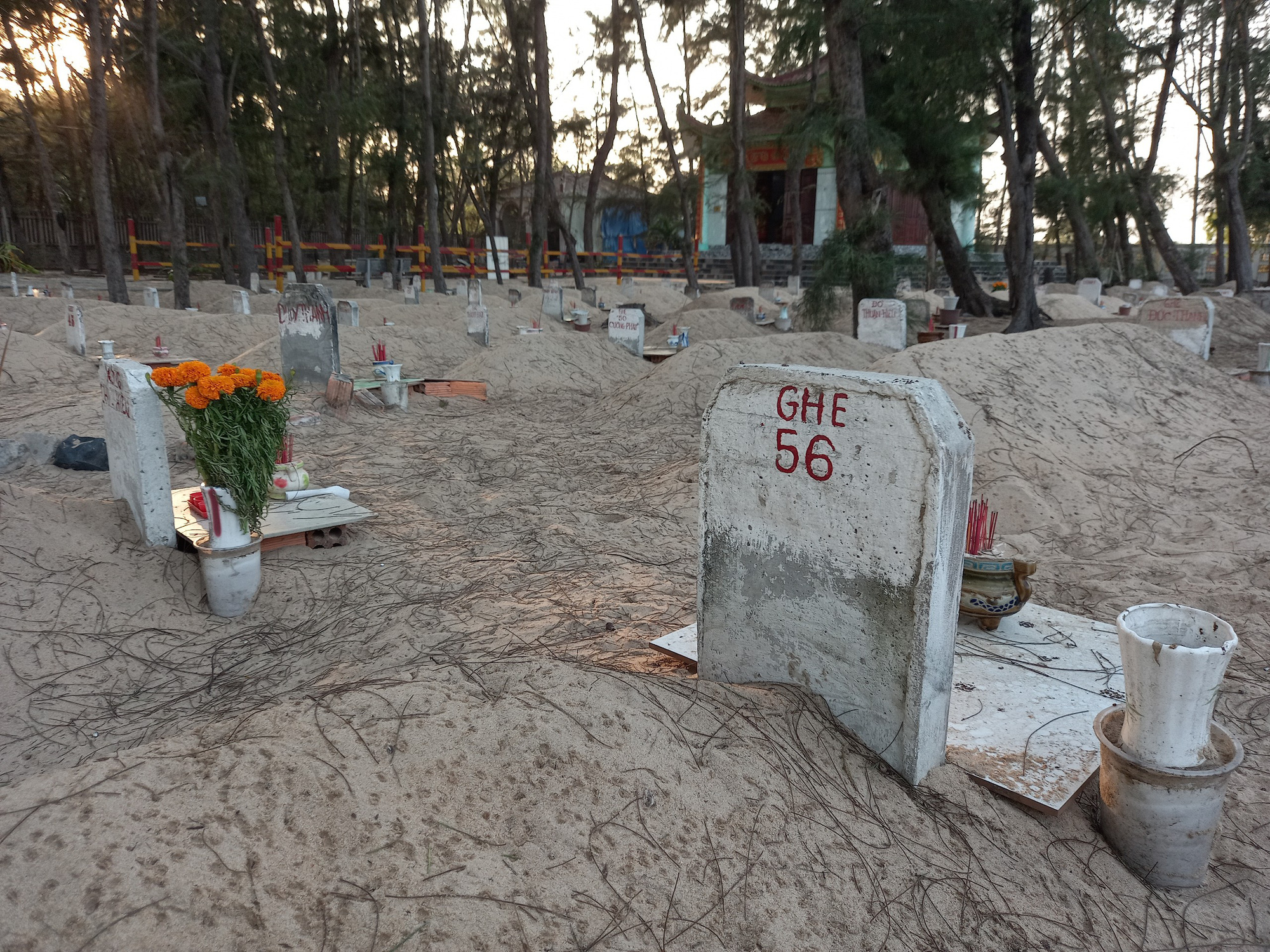 Nghĩa địa độc nhất ở Việt Nam - Ảnh 6.