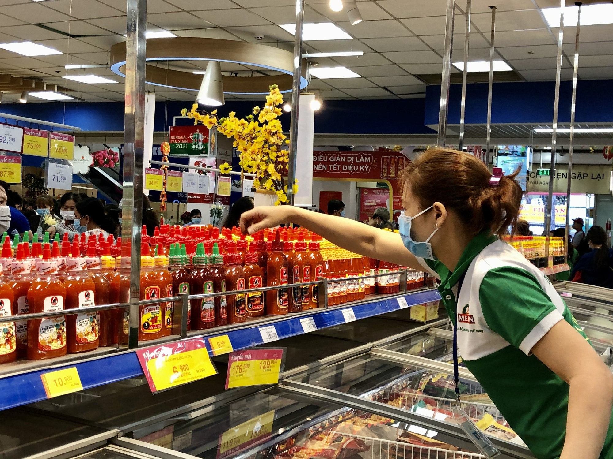 Giữa trưa, người dân TP HCM đổ dồn vào siêu thị sắm Tết - Ảnh 5.