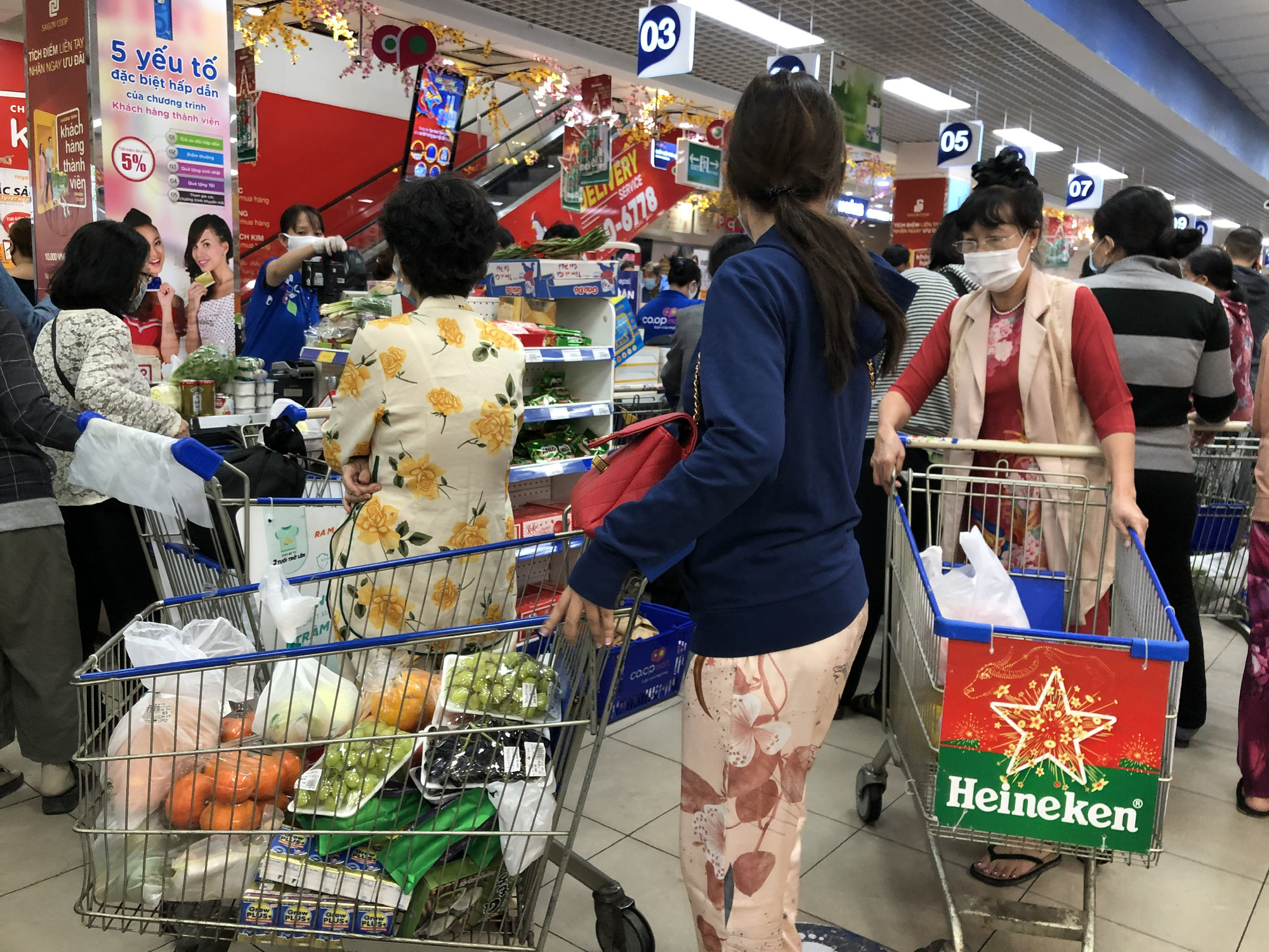 Giữa trưa, người dân TP HCM đổ dồn vào siêu thị sắm Tết - Ảnh 10.
