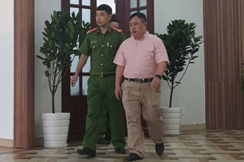 Giám đốc Bệnh viện Mắt TP HCM bị bắt giam - Ảnh 1.