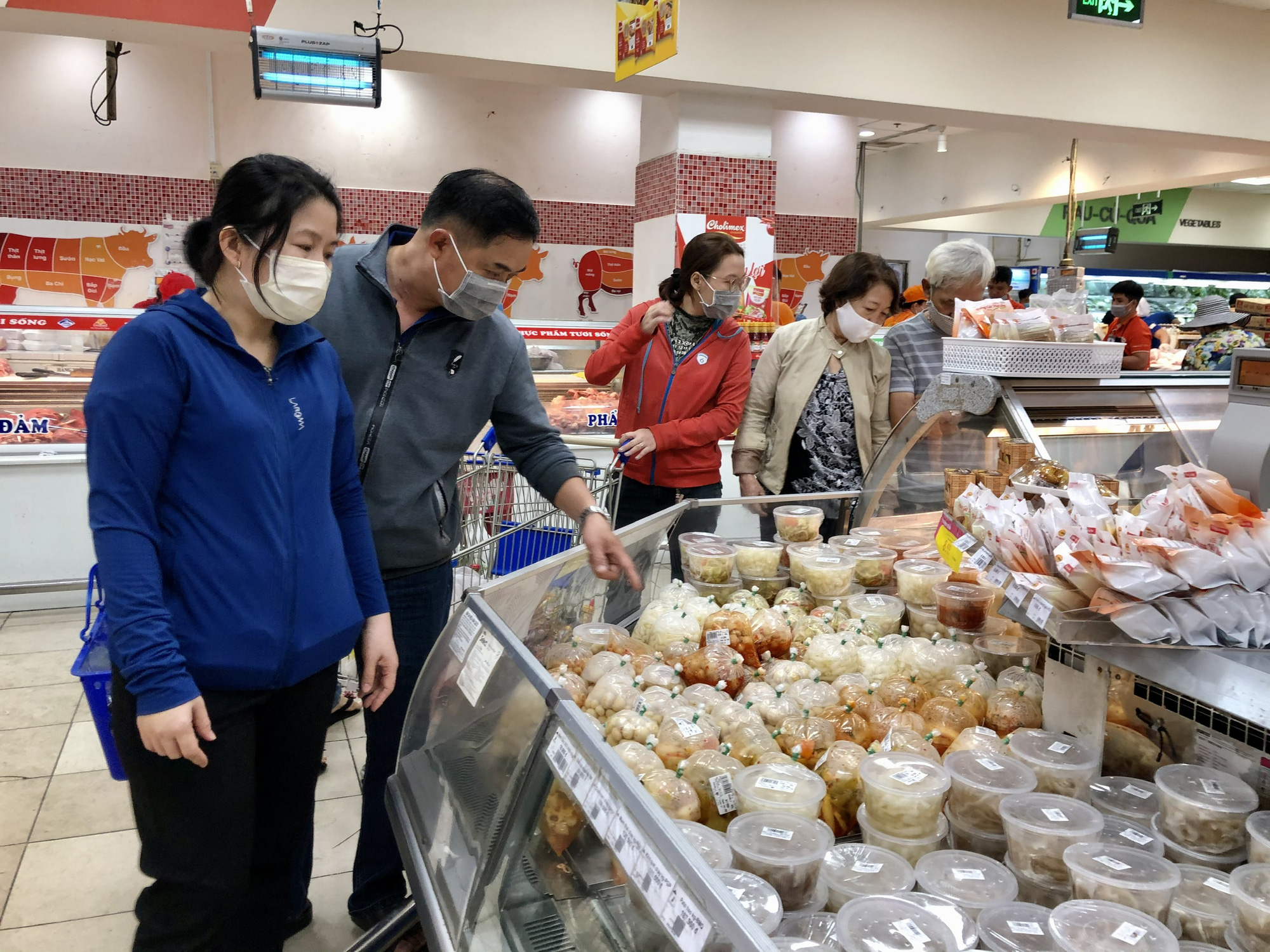 Giữa trưa, người dân TP HCM đổ dồn vào siêu thị sắm Tết - Ảnh 7.