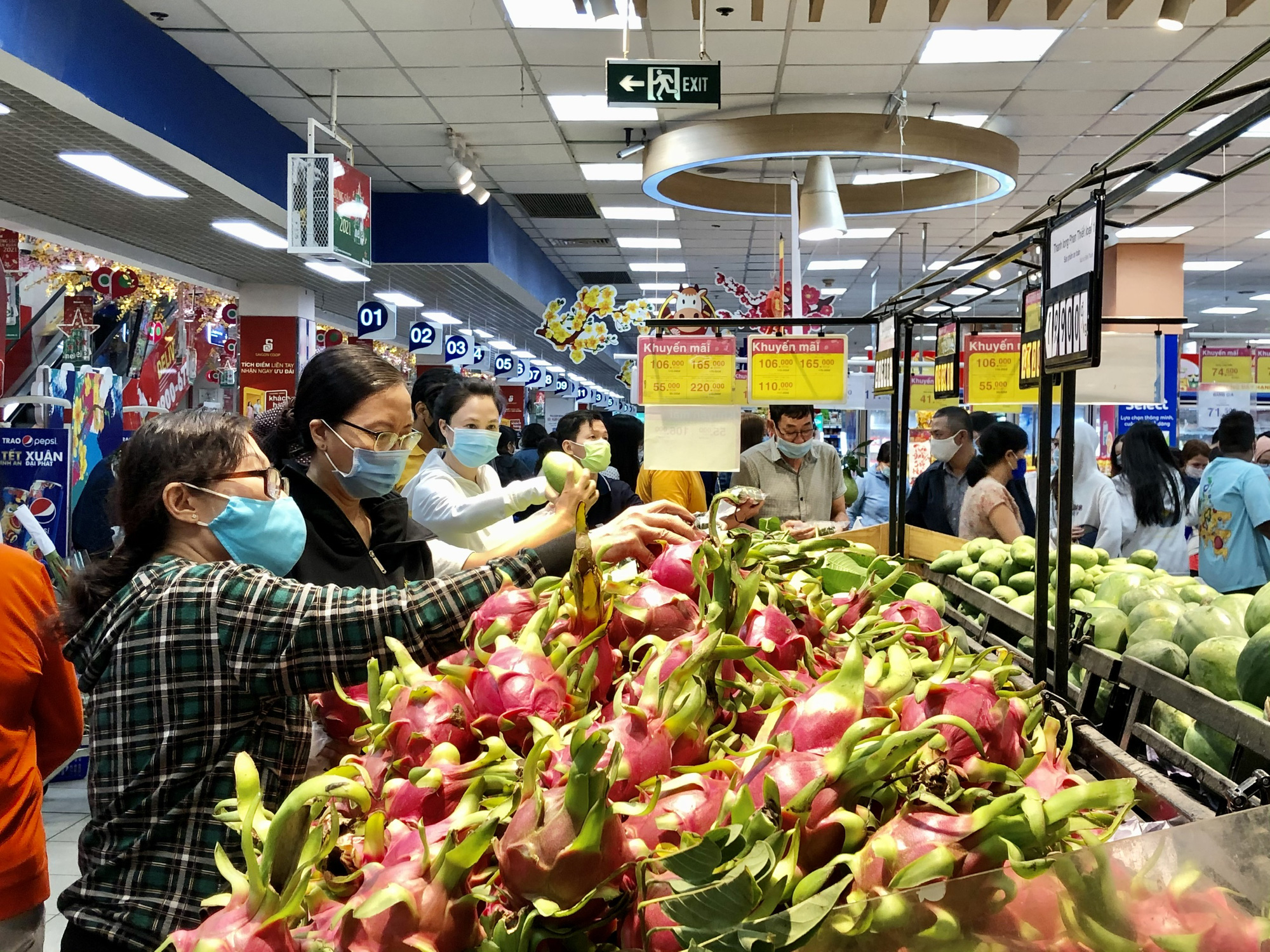 Giữa trưa, người dân TP HCM đổ dồn vào siêu thị sắm Tết - Ảnh 12.