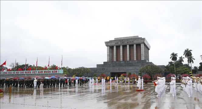 Lãnh đạo Đảng, Nhà nước vào Lăng viếng Chủ tịch Hồ Chí Minh nhân dịp Tết Tân Sửu - Ảnh 4.