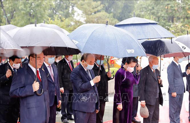 Lãnh đạo Đảng, Nhà nước vào Lăng viếng Chủ tịch Hồ Chí Minh nhân dịp Tết Tân Sửu - Ảnh 2.