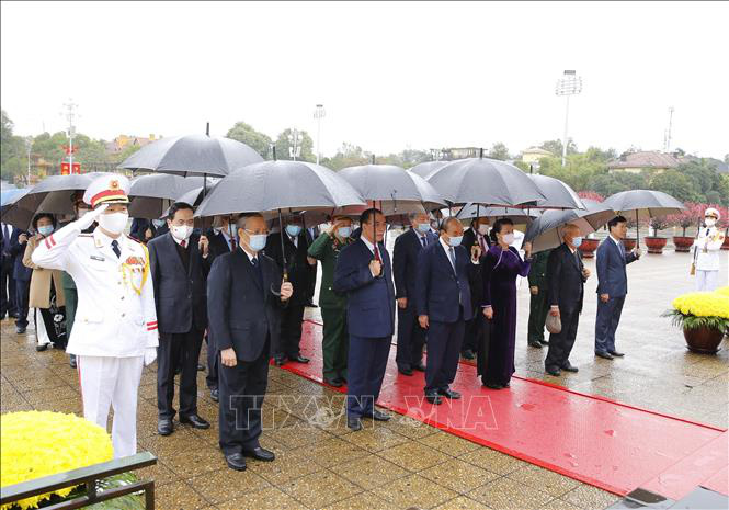 Lãnh đạo Đảng, Nhà nước vào Lăng viếng Chủ tịch Hồ Chí Minh nhân dịp Tết Tân Sửu - Ảnh 1.