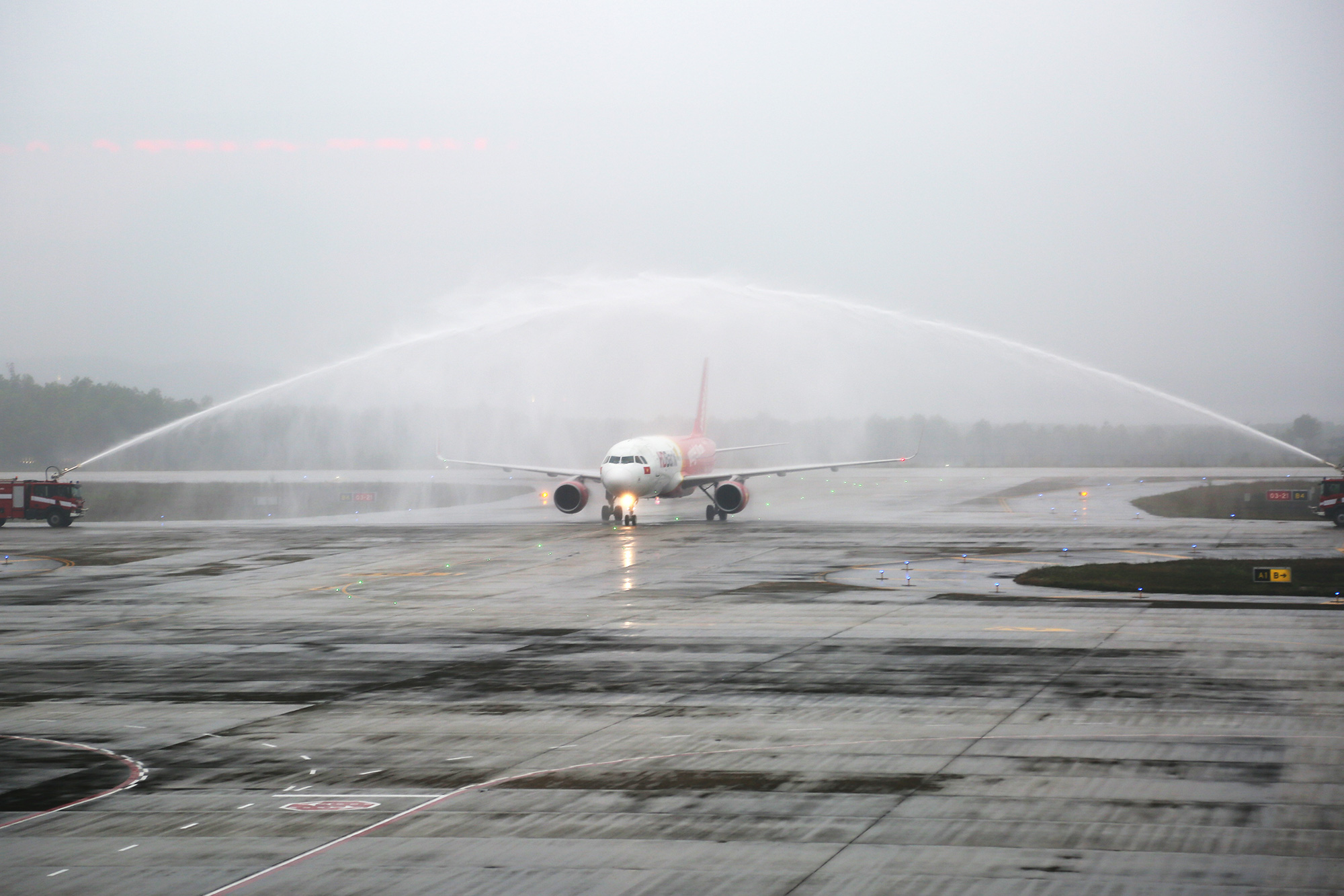 Nghi thức đặc biệt đón chào những hành khách đầu tiên từ TP HCM tới sân bay Vân Đồn - Ảnh 3.