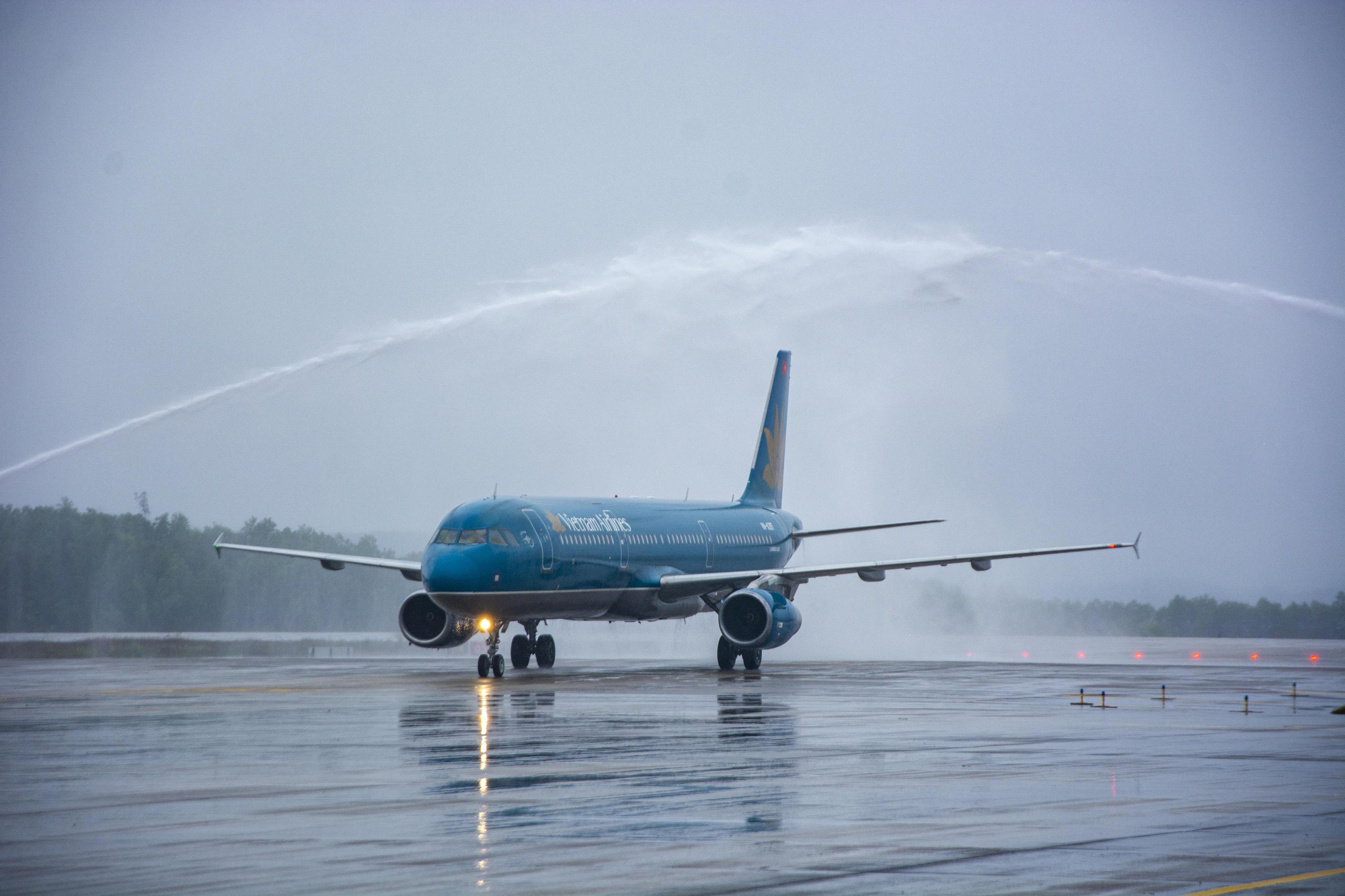 Nghi thức đặc biệt đón chào những hành khách đầu tiên từ TP HCM tới sân bay Vân Đồn - Ảnh 4.