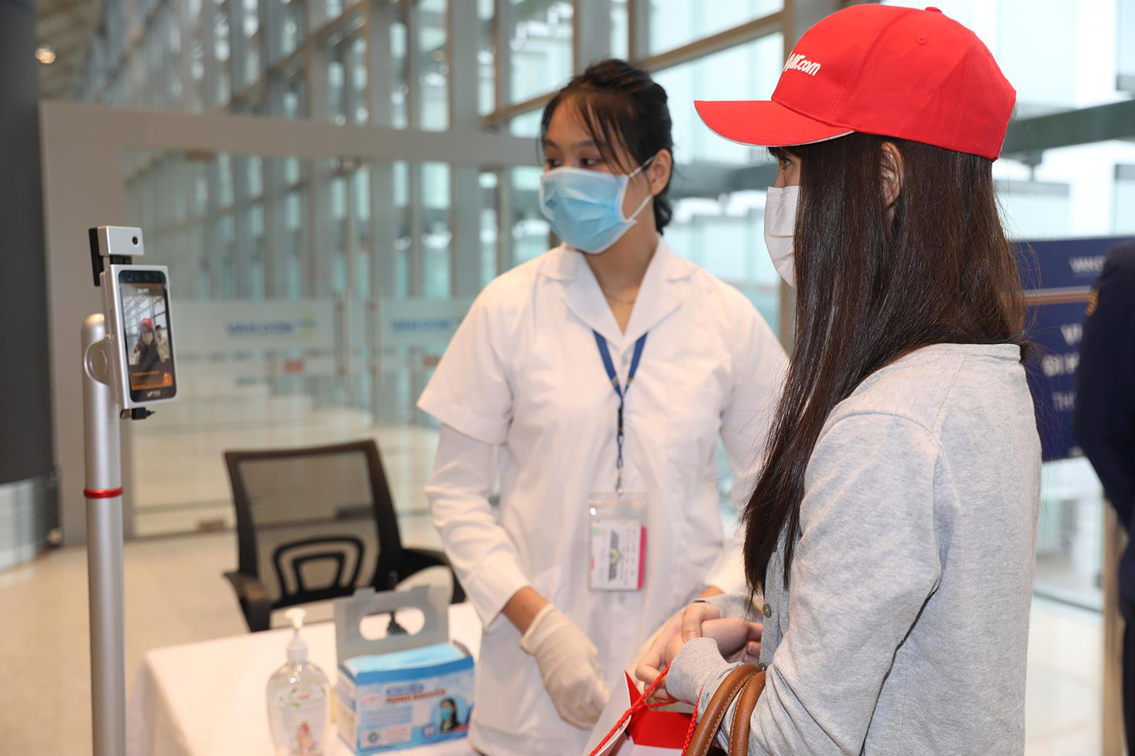 Nghi thức đặc biệt đón chào những hành khách đầu tiên từ TP HCM tới sân bay Vân Đồn - Ảnh 7.