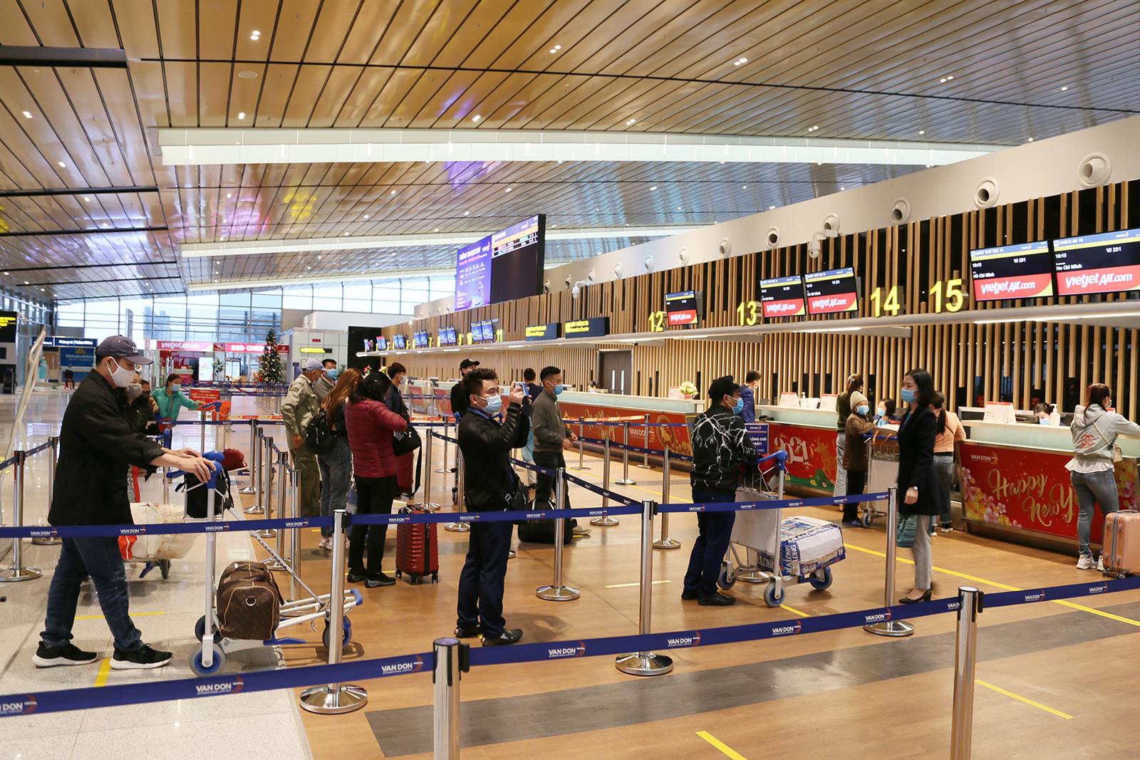 Nghi thức đặc biệt đón chào những hành khách đầu tiên từ TP HCM tới sân bay Vân Đồn - Ảnh 13.