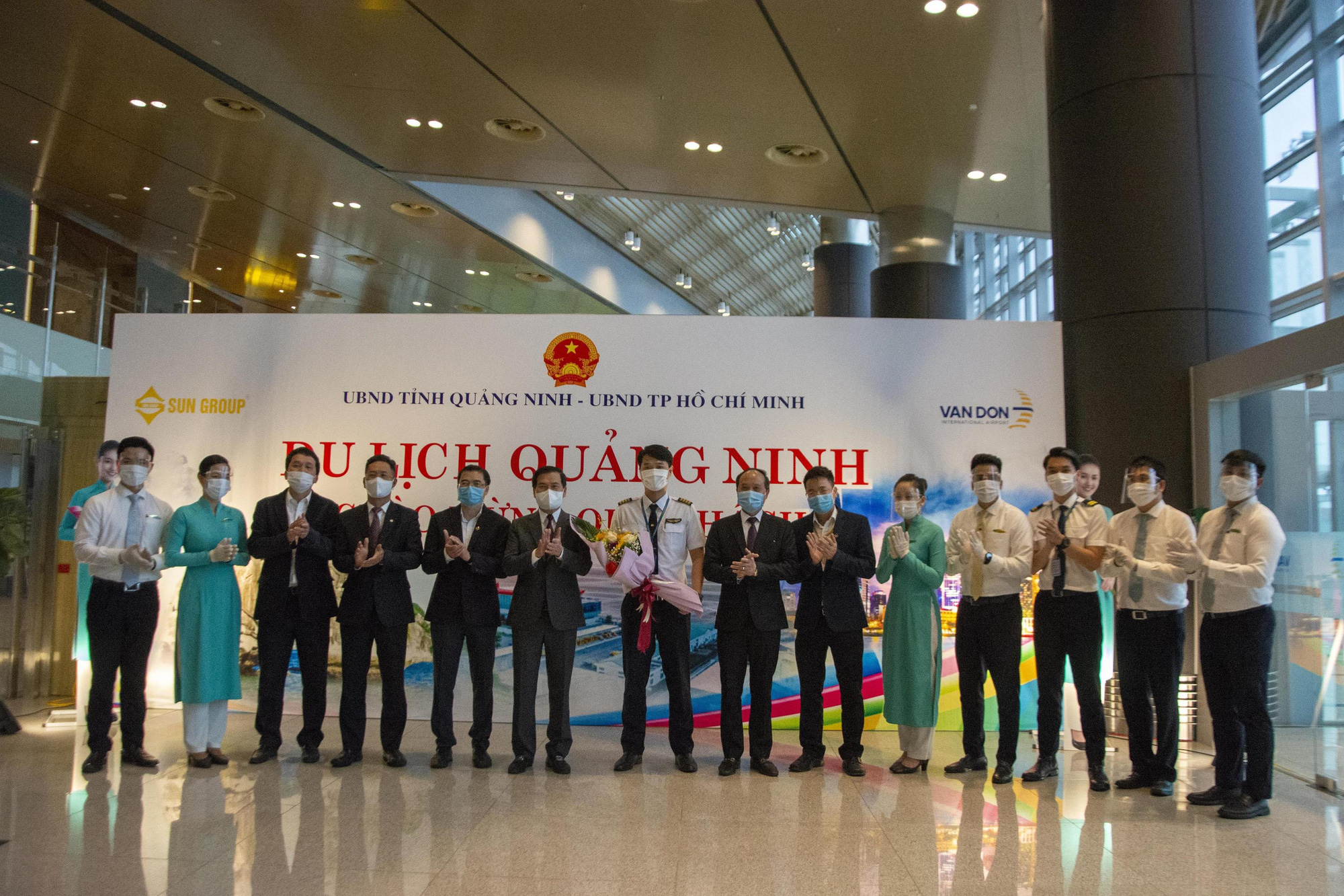 Nghi thức đặc biệt đón chào những hành khách đầu tiên từ TP HCM tới sân bay Vân Đồn - Ảnh 9.