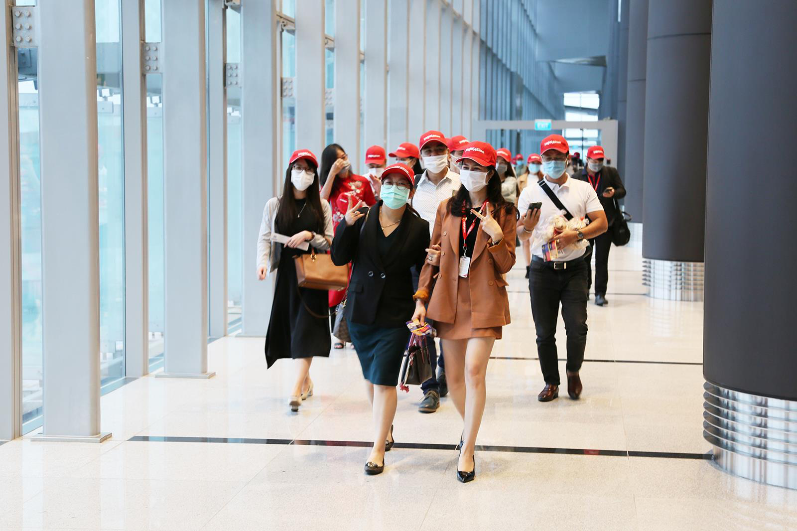 Nghi thức đặc biệt đón chào những hành khách đầu tiên từ TP HCM tới sân bay Vân Đồn - Ảnh 5.