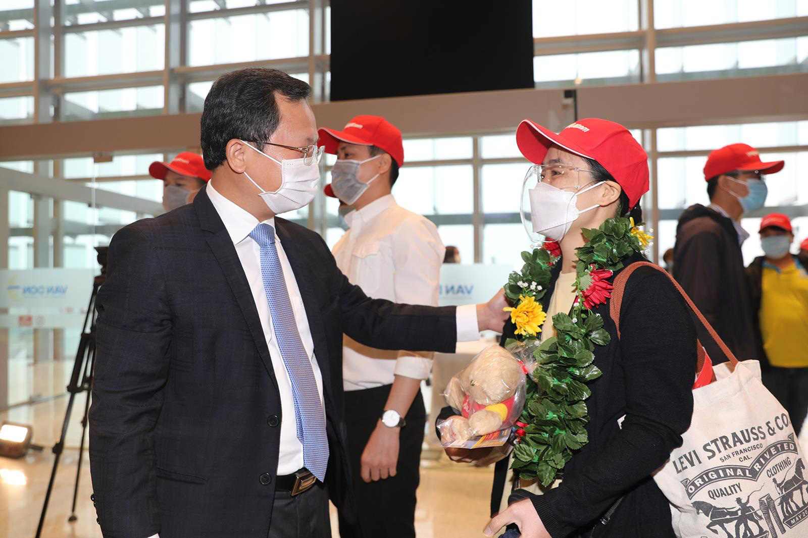 Nghi thức đặc biệt đón chào những hành khách đầu tiên từ TP HCM tới sân bay Vân Đồn - Ảnh 8.