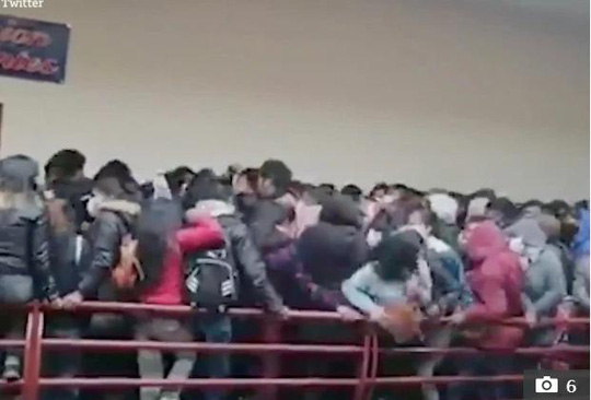 5 sinh viên Bolivia chết khi ban công trường đại học sụp đổ - Ảnh 2.