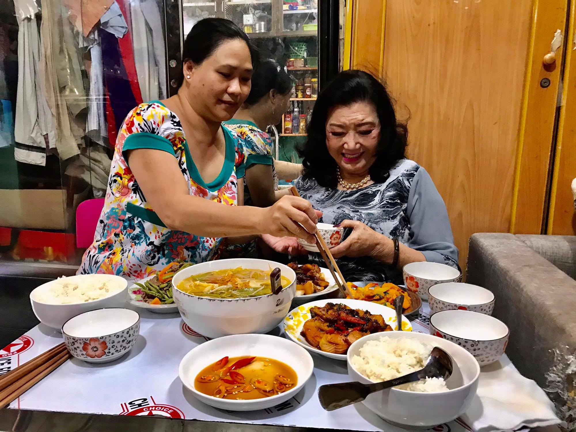 NSND Kim Cương thắp hương tri ân nữ y tá nuôi dưỡng bé Thương Thương - Ảnh 8. NSND Kim Cương thắp hương tri ân nữ y tá nuôi dưỡng bé Thương Thương - Ảnh 8.
