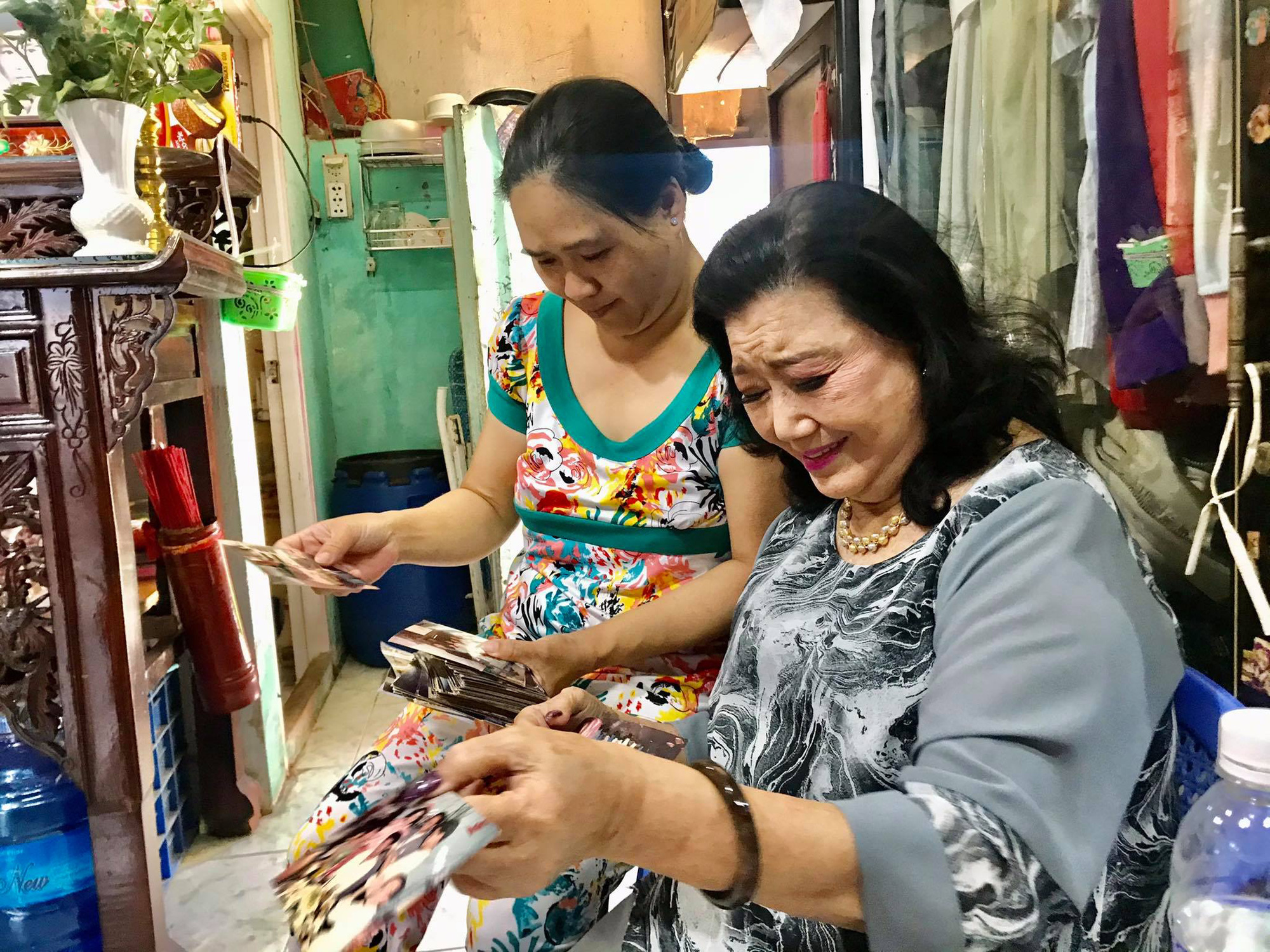 NSND Kim Cương thắp hương tri ân nữ y tá nuôi dưỡng bé Thương Thương - Ảnh 10. NSND Kim Cương thắp hương tri ân nữ y tá nuôi dưỡng bé Thương Thương - Ảnh 10.