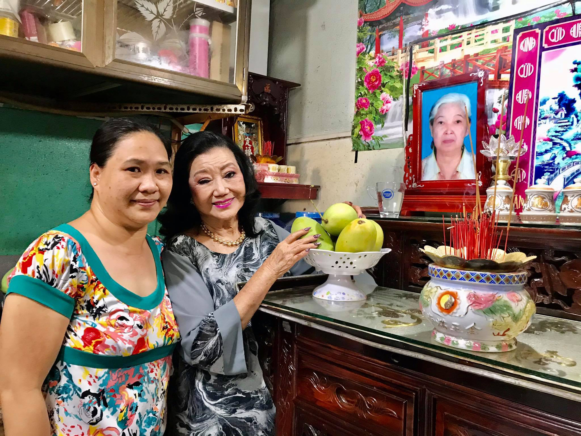 NSND Kim Cương thắp hương tri ân nữ y tá nuôi dưỡng bé Thương Thương - Ảnh 1. NSND Kim Cương thắp hương tri ân nữ y tá nuôi dưỡng bé Thương Thương - Ảnh 1.